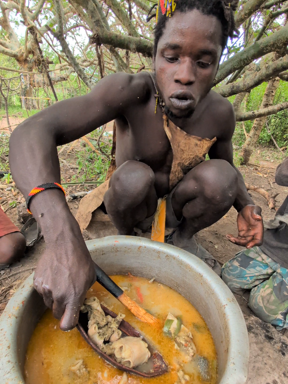 that's Fantastic Soup😋🍲See hadza Cookie's their breakfast meal😋😲Very delicious Soups 🤤#hadzabetribe #Culture #Africa 