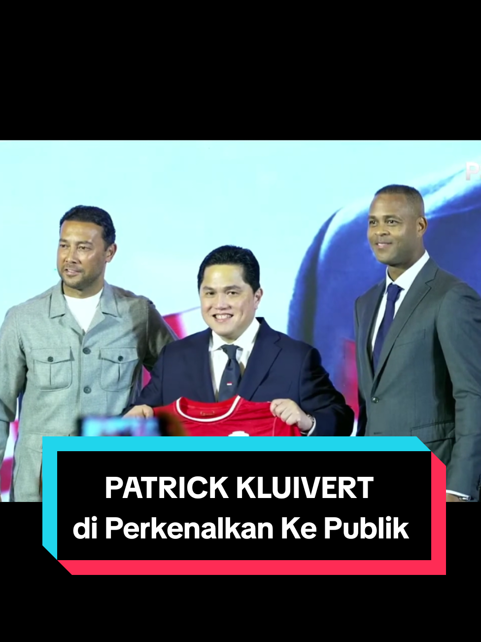 Patrick Kluivert diperkenalkan sebagai pelatih baru Timnas Indonesia. PSSI menggelar konferensi pers perkenalan itu di Hotel Mulia, Jakarta, Minggu (12/1/2025) sore WIB. Acara perkenalan pelatih baru Timnas Indonesia itu sangat heboh. Tak kurang dari 200 wartawan hadir langsung dalam acara itu.  #patrickkluivert #shintaeyong #dennylandzaat🇳🇱 #erickthohir #pssi #timnasindonesia #excopssi #ragnaroratmangoen #jayidzes #meeshilgers #elianoreijnders #marteenpaes #sandywalsh #arhanpratama #rizkiridho #marcelinoferdinan #rafaelstruick #worldcup 