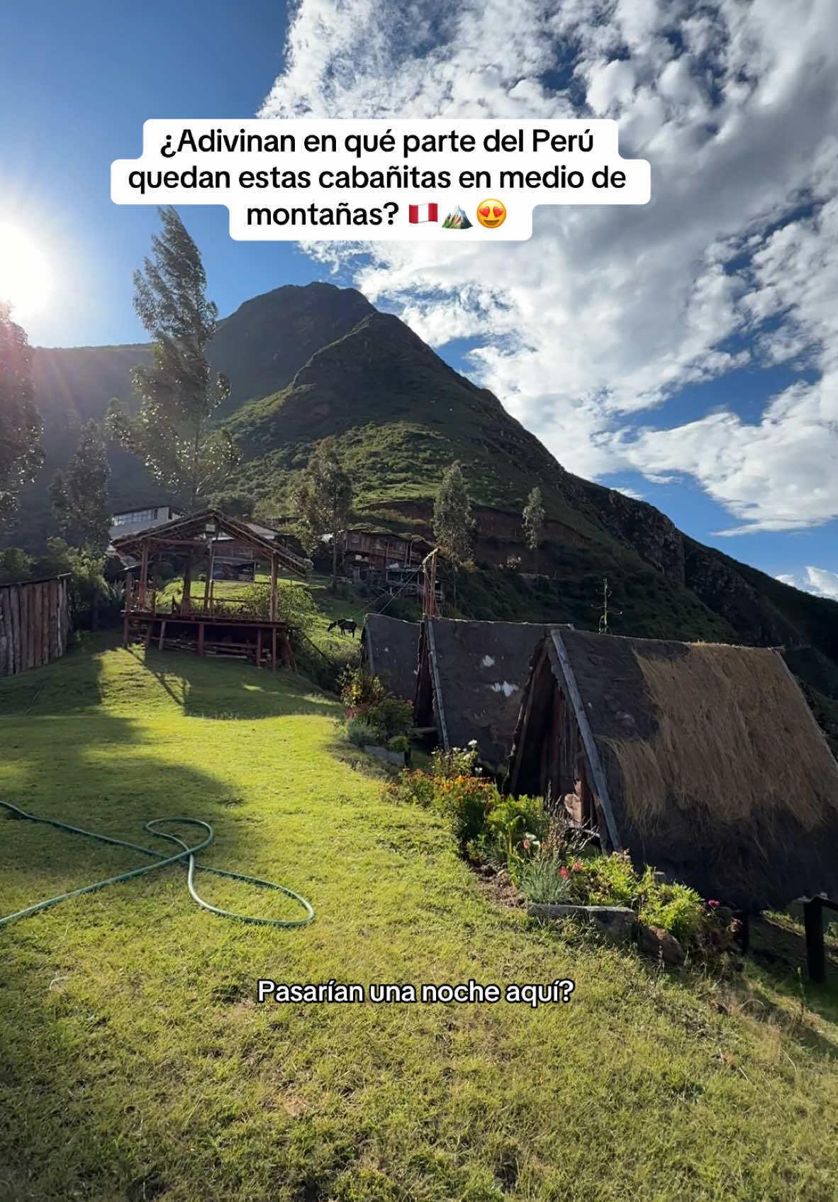 ¿Adivinan dónde quedan estas hermosas cabañitas en medio de montañas? 🇵🇪🏔️😍  . . . #peru #apurimac #choquequirao #cañondelapurimac #montañas 