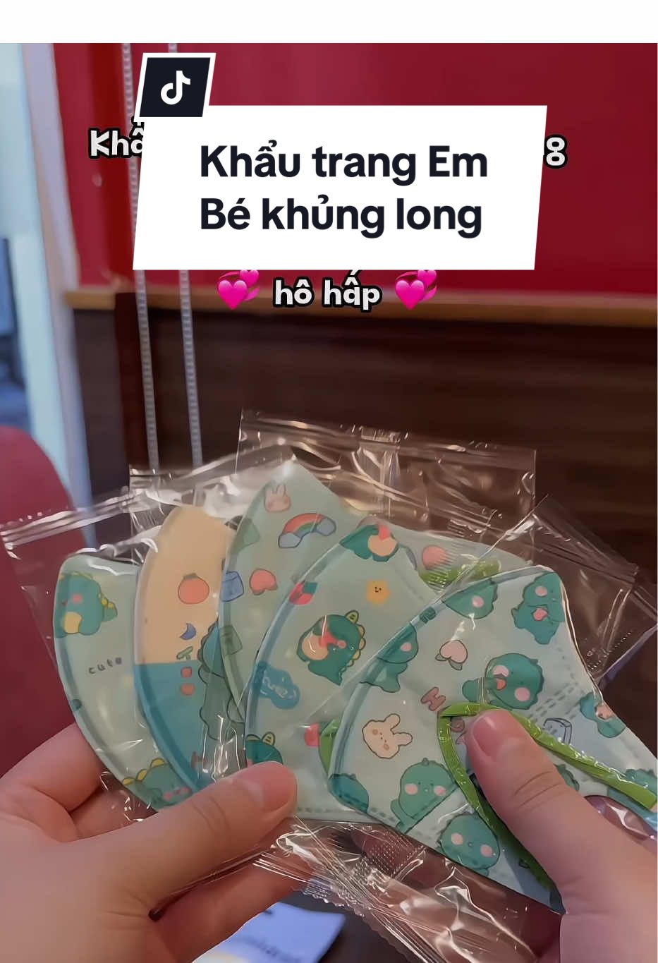 Các Mom đi ra đường nên che chắn con thật kĩ để bảo vệ con tr.ánh các bệnh liên quan về đường hô hấp nhé 💞💞💞💕#khautrang #khautrangembe #khautrangchobe #khautrangchobesosinh #khautrang5d #khautrangchongnang #khautrangchongtiauv #viraltiktok