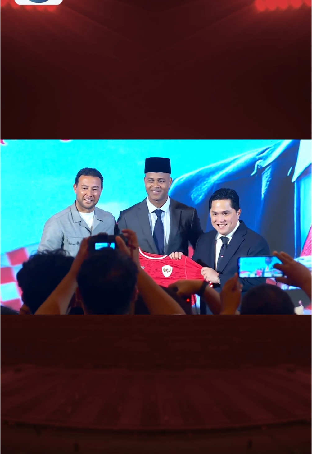 Telah diumumkan secara resmi bahwa Coach baru Timnas Indonesia 2025 adalah Patrick Kluivert beserta staff pelatih Alex Pastoor dan Denny Landzaat yang telah disampaikan langsung oleh Ketua Umum PSSI, Erick Thohir. Kita doakan semoga kehadiran tim pelatih baru ini bisa membawa prestasi gemilang untuk sepak bola tanah air! AYO INDONESIA!❤️ #TimnasIndonesia #IndosiarSports #IndosiarRumahSepakbolaIndonesia 
