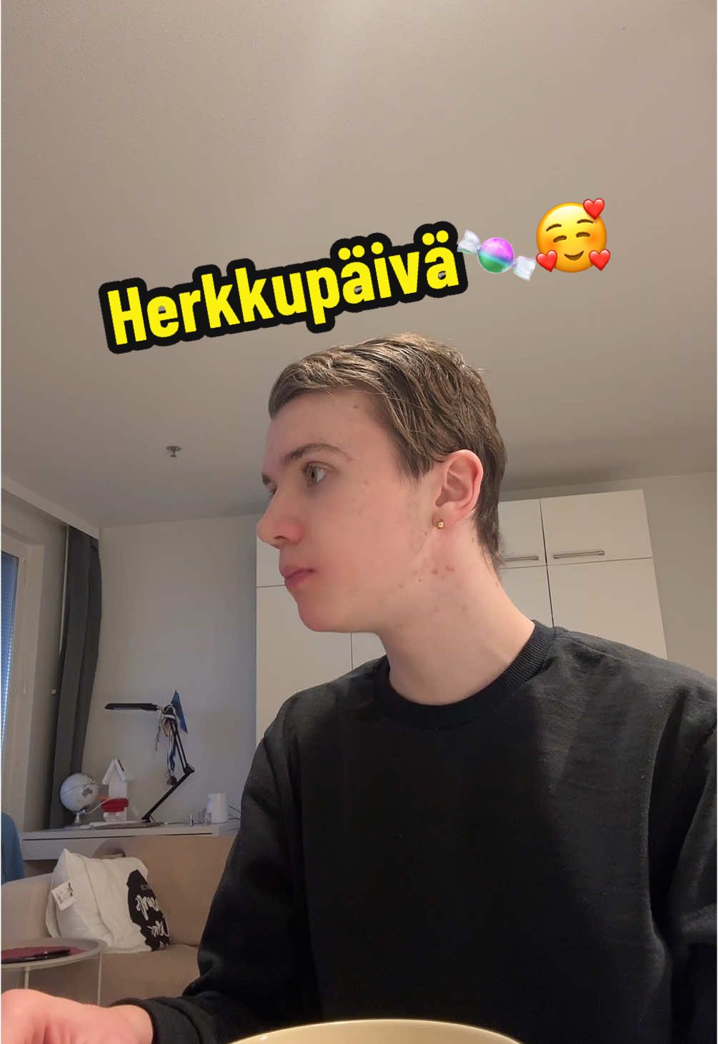 Tägää kaveri, joka syö liikaa herkkuja! 🍭🥰 #herkkupäivä #tiktoksuomi #foryoupage #sinullesivu #fyp #foryou #espoo #karkkipäivä 