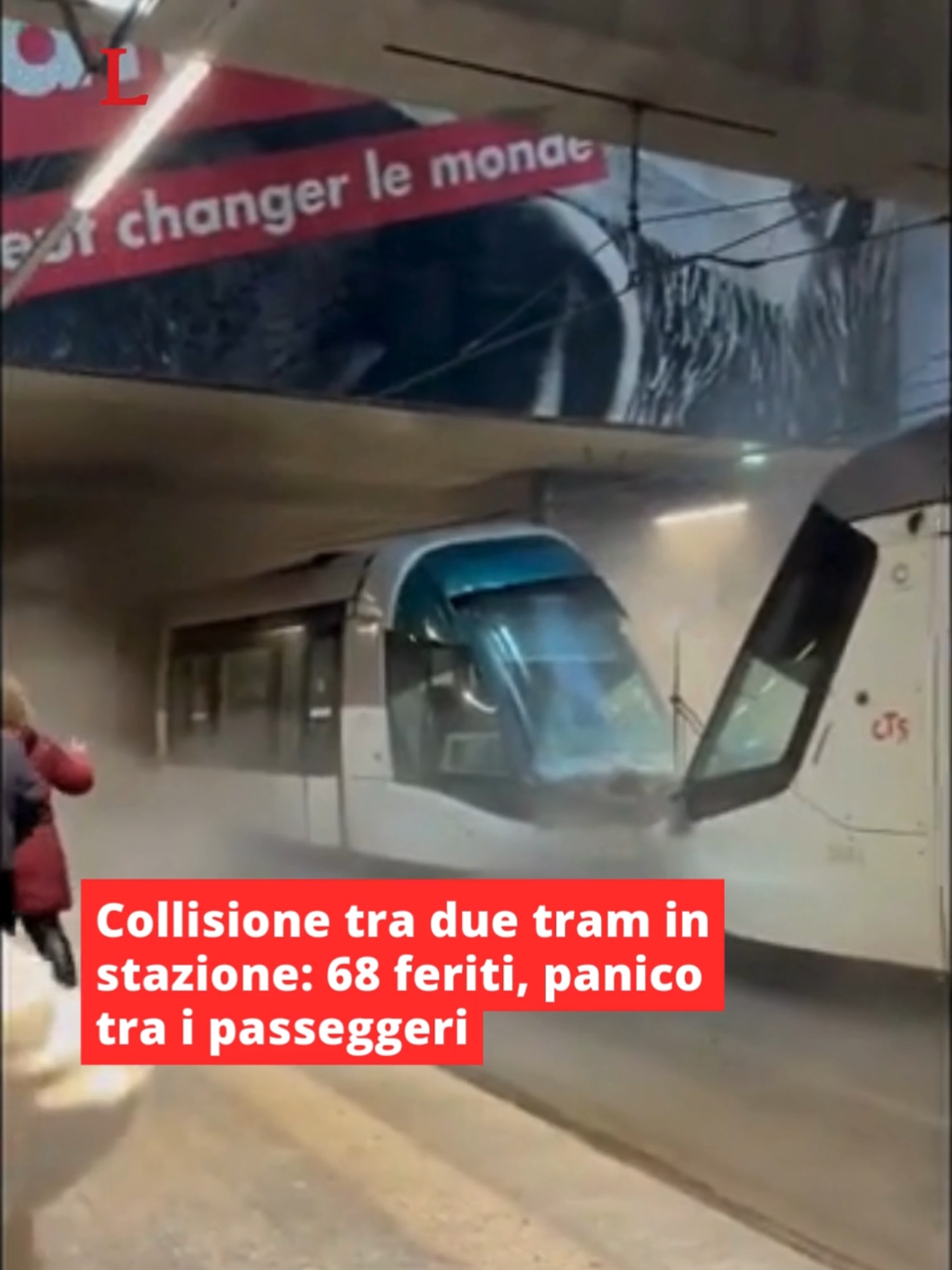 Lo scontro, poi il panico. È di 68 feriti il bilancio della collisione tra due #tram avvenuta in un tunnel sotto la stazione di #Strasburgo, nella Francia orientale. A renderlo noto sono le autorità locali. Circa un centinaio di persone sono uscite illese dalla collisione.⁠ Secondo le prime indagini, uno dei tram ha invertito la direzione ed ha iniziato a procedere a marcia indietro lungo un pendio finendo contro un convoglio fermo.⁠ ⁠ 👉️ Link in bio⁠ ⁠ #leggo