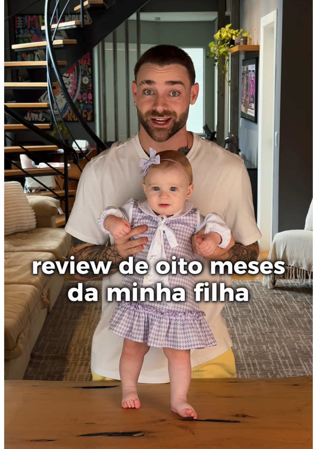 BEM VINDOS A VERSÃO 0.8! PARABÉNS LILICA! 🚀 Sua evolução é digna de um velociraptor com bateria infinita, e seus pais (e o Brasil inteiro) estão aqui pra celebrar cada conquista da nossa FOFURA: ✨ Olivia está pesada tal qual um saco de arroz integral e perdeu METADE de suas roupinhas, e para um desapego agilizado e um dindin extra para recuperar o rombo do crescimento, criou sua lojinha na @OLX com roupas cheias de Vitamina Tutu, você pode acessar no link da nossa bio, inclusive! ✨ Seu porta-olhos de safira ganhou novos contornos e aquele rostinho redondinho de bebê está virando cara de piupiu maluco, com um xenon ocular cada vez mais potente. 😍 ✨ ENGATINHOU DE VERDADE! Só ninguém avisou que aqui começaria o grande caos e a busca por lugares perigosos, ela só escolhe ir onde não pode ✨ Se apaixonou pelo Jaiminho, o robô aspirador, e faz questão de persegui-lo pela casa. Jaime procura seus direitos 🤖 ✨ A introdução alimentar segue a todo vapor, Arroz com feijão preto é o prato preferido da nossa brasileirinha, mas o biscoito de polvilho foi a estrela do mês, melhor descoberta 🍚❤️ ✨ Munida de sua CNE, Olivia teve mais avanços motores esse mês do que em qualquer outro mês de sua vida ✨ Falou suas primeiras palavras, e adivinha? Começou com 