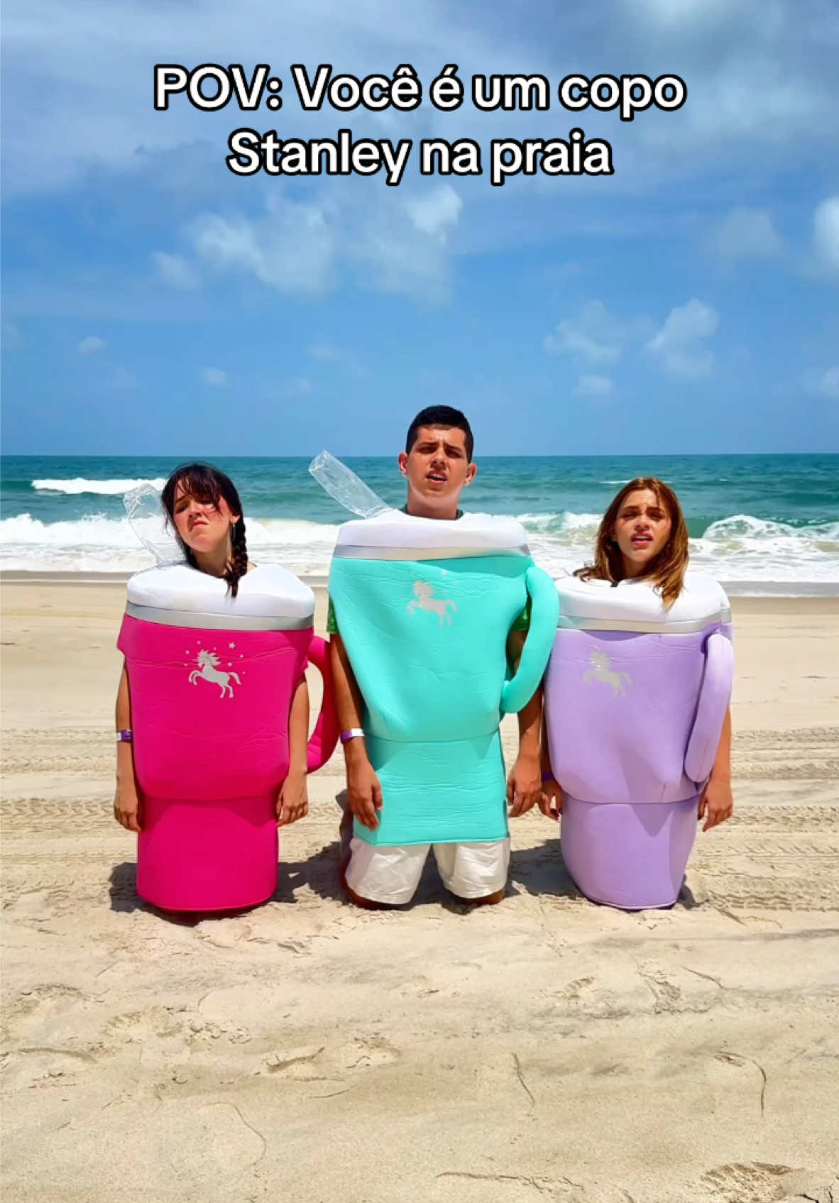 POV: Você é um copo Stanley e um copo americano na praia 🤪 @Keira @Vicky Travassos ✨ @David Costa 
