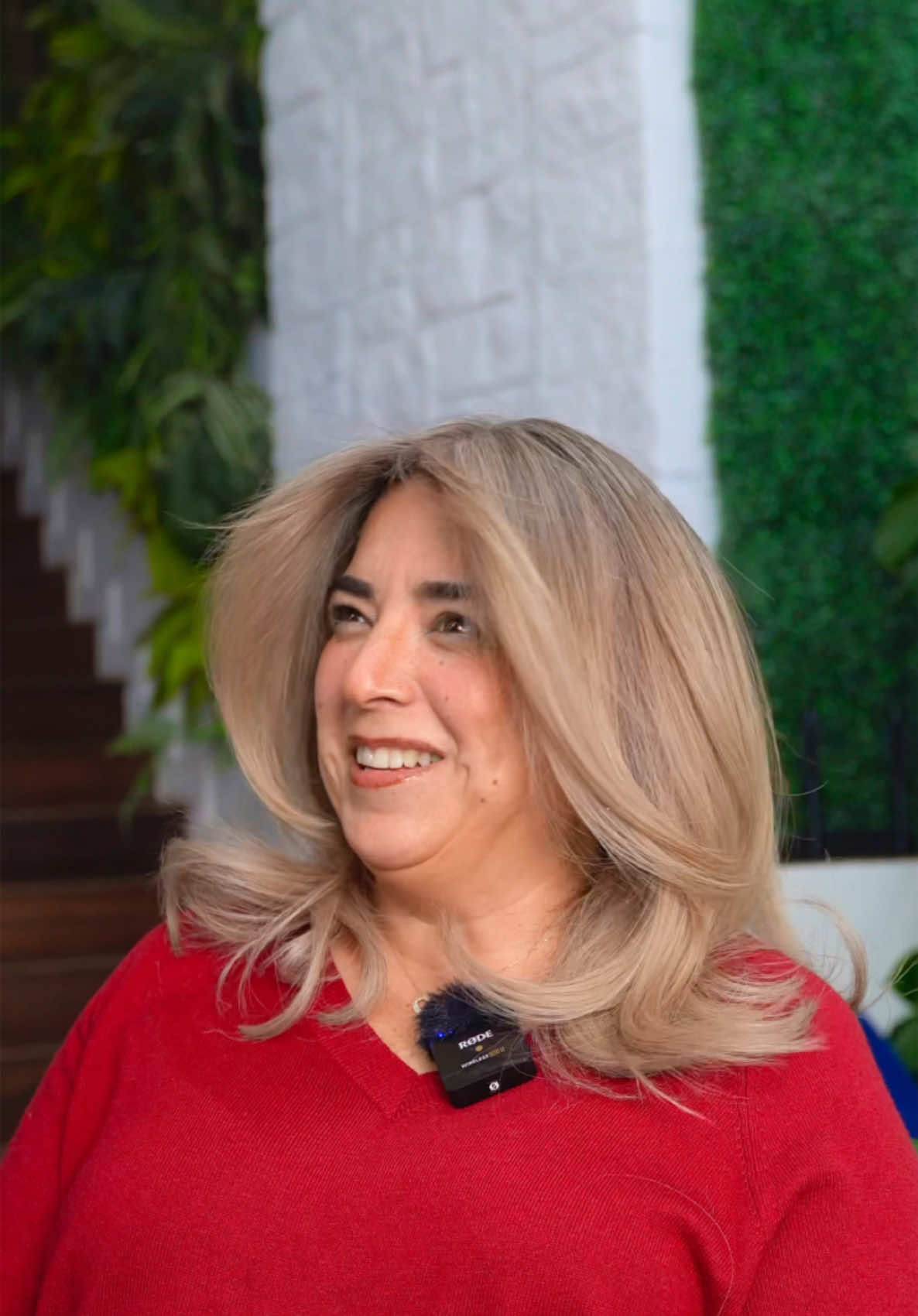 ✨ Transición a canas, pero con estilo ✨ En este proceso hacia unas canas naturales, decidimos dar un toque de calidez al cabello para realzar su piel y darle un aspecto más juvenil y fresco. 🌸💫 El resultado es simplemente espectacular, y lo mejor fue compartir este momento especial junto a su madre, ¡lleno de risas y buena vibra! 💕 ¿Pensando en tu próxima transformación? ¡Hagamos magia juntos! ✂️✨ 📍 4343 Telephone Rd, Houston, Texas 77087 #TransiciónACanas #CabelloJuvenil #HairTransformation #CanasConEstilo #WarmTones #CabelloNatural #HairGoals #HoustonStylist #DavidAlexander #ArtistasDelCabello #HairMagic