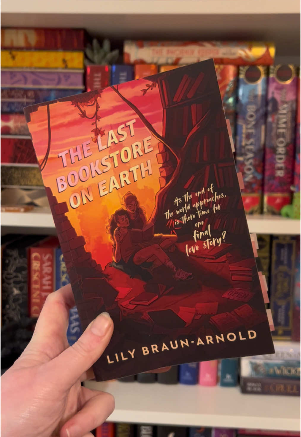 Just finished reading my proof copy of The Last Bookstore on Earth 📖✨ Sapphic, apocalypse, perfect for book lovers and fans of The Last of Us! . Thank you @penguinukbooks @PenguinHuddleUK 🧡  . #BookTok #booktoker #booktokuk #thelastofus #sapphicbooks #yabooks #queerbook #queerromance #sapphicromance #dystopianbooks #bookshelf #bookrecommendations #bookrec #tbr #reading #thelastbookstoreonearth 