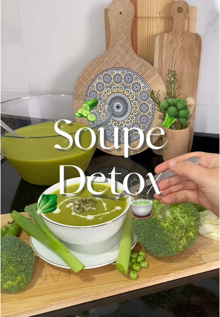 ✨ Une soupe verte, un concentré de bienfaits pour ton corps ! Riche en vitamines, minéraux et antioxydants, elle soutient la détoxification, renforce l’immunité et apporte une dose d’énergie à chaque bol 🌱🍵. 💚 Cette soupe est une vraie alliée pour ton bien-être, surtout en hiver. Ingrédients : 1 bouquet de brocolis 1 petite tête de chou 2 courgettes coupée en morceaux 2 poireaux 1 oignon coupé en morceaux 1 poignée d’épinards  1 poignée de persil frais 1 poignée de coriandre fraîche 1 branche de céleri coupée 1 tasse de petits pois frais ou surgelés 1 pomme de terre pelée et coupée  1,5 à 2 litres d'eau ou de bouillon végétal Sel et poivre  Curcuma et gingembre Un filet d'huile d'olive  ❓ Alors, qu’attends-tu pour essayer cette soupe pleine de bienfaits ? Ton corps te remerciera 💚