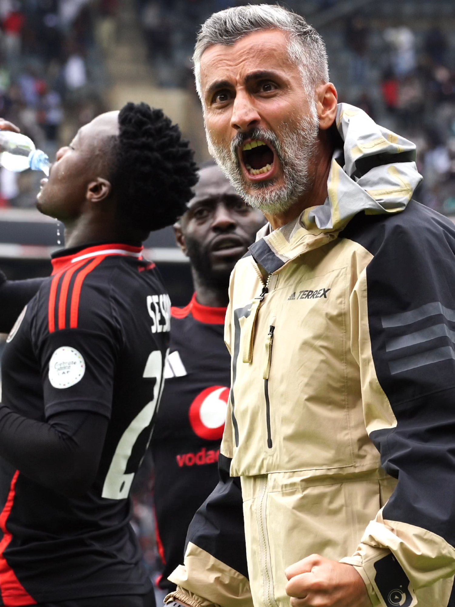 Look at Jose Riveiro's reaction to Thalente Mbatha's goal 🗣️ #sportsontiktok #kasifootball #orlandopirates #TotalEnergiesCAFCL