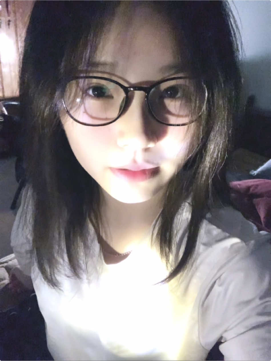 baby em như bông hoaa 🌻  nhưng người hái đâu phải ta 🙍🏻‍♀️