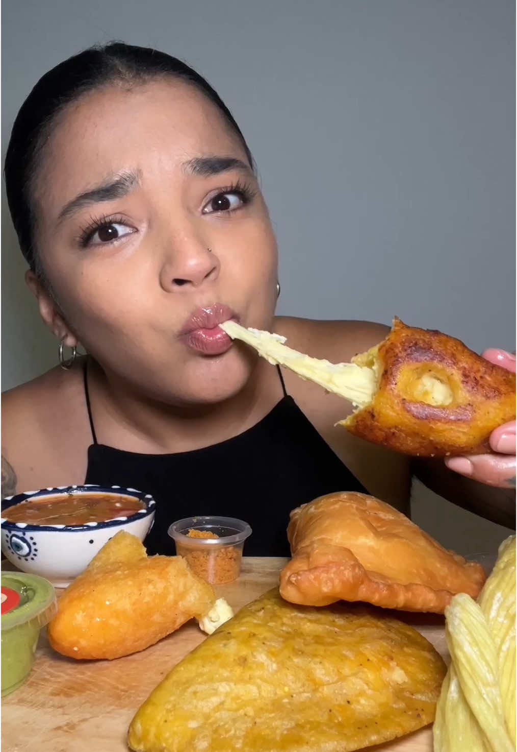 @Las Delicias de Doña Anita LAS LEGENDARIAS de Quito! 🤩 nadie me deja mentir que es lo mejor que hay en esta ciudad! 😭😍😮‍💨 están en Av. La Coruña N24-14. Me avisan para ir juntos por diosssss!!!! #ecuador #quito #mukbangecuador #asmr #asmrfood #asmrsounds #mukbang #comidaenquito #ecuatoriano #muchin #empanada #aji #comidaecuatoriana #humitas 