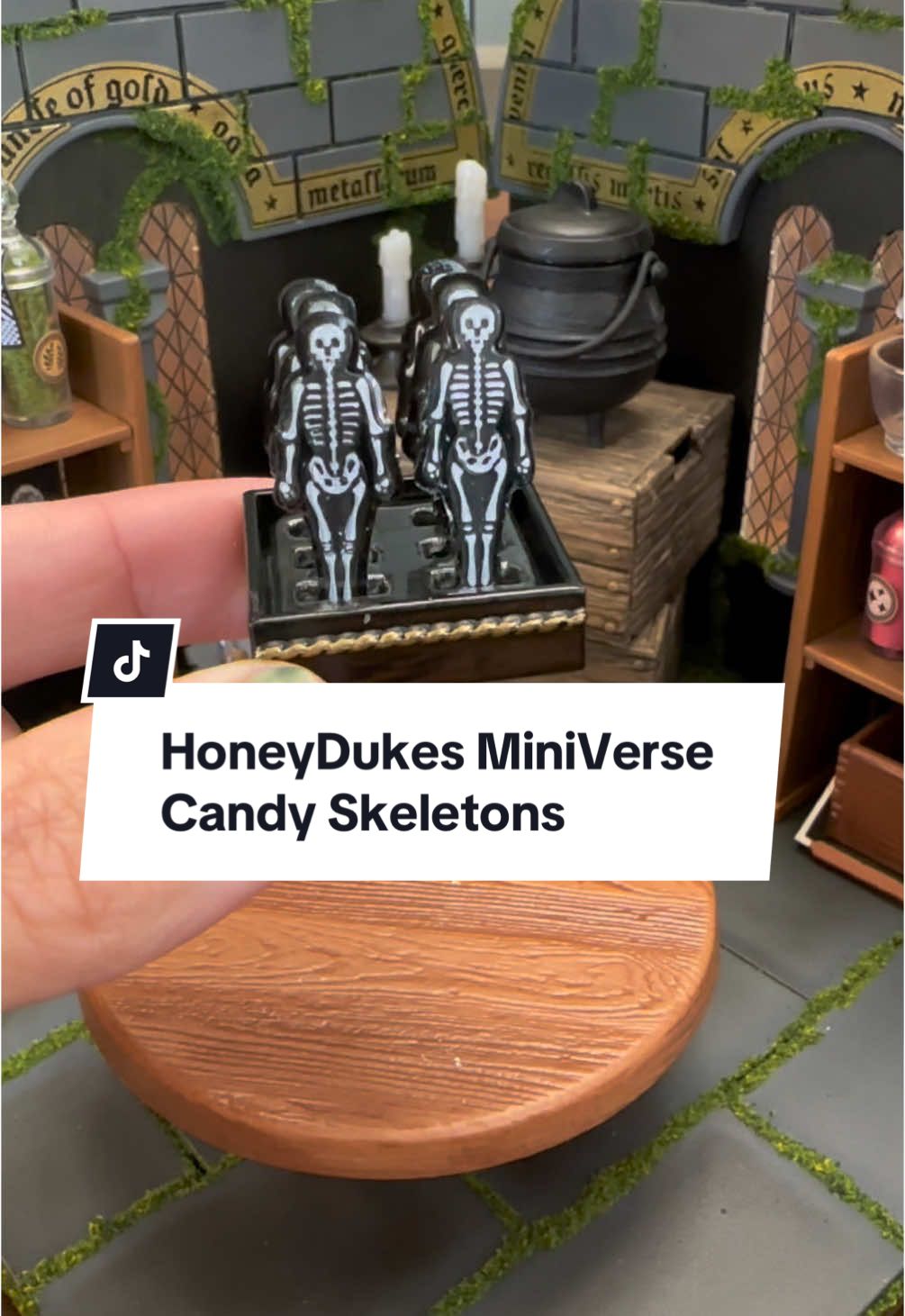 These came out so cute 💀🧙🏼‍♀️ Honey Dukes Candy Skeletons from @Miniverse #miniatures #miniverse #harrypotter #miniversehoneydukes 