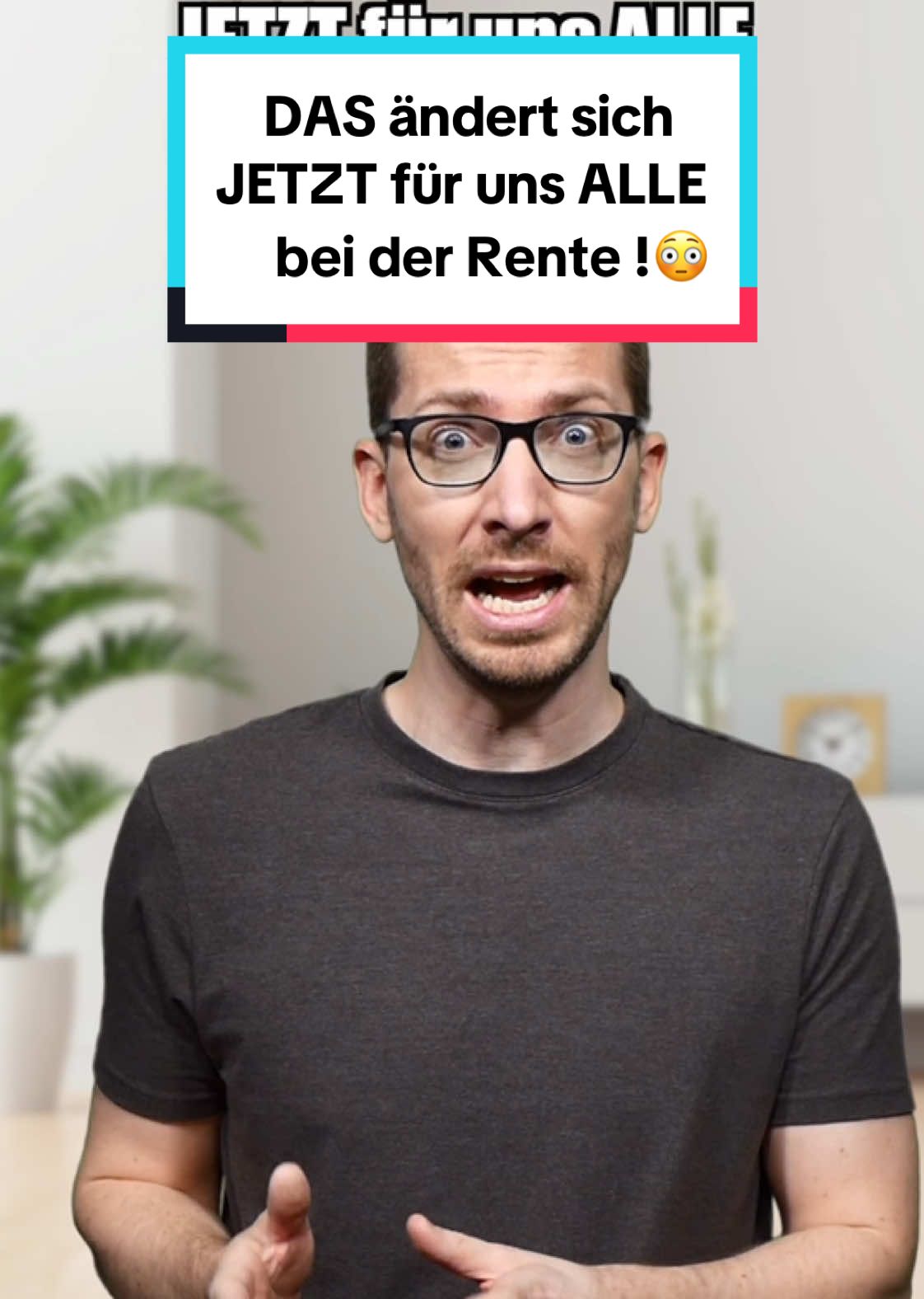 DAS ändert sich JETZT für uns ALLE bei der Rente !😳 und diese Neurungen hat mich schockiert! Hey Max, schon von der Rentenänderung für alle Einzahler gehört Neee, was denn? Also   Ja, und weiter? Mit den Einzahlungen sammelst du sogenannte Rentenpunkte Okay… Und jetzt kommt´s – bisher hast du einen ganzen Rentenpunkt bei 45.358 € Brutto im Jahr bekommen und 2025 musst du aber nun 50.493 € verdienen Das verdiene ich nicht mal im Ansatz Dann bekommst du auch nur einen anteiligen Punkt, wobei ein ganzer Punkt aktuell gerade mal 39,32 €mtl. Rente bringt… Das heißt wenn ich jetzt bspw. 30.000 € Brutto verdiene im Jahr, sammle ich gerade mal 0,6 Rentenpunkte die jetzt 23,60 € Rente bringen Jup, zwar steigen die Rentenpunkte jedes Jahr im Wert, aber gleichzeitig wird Geld auch immer weniger Wert… Heftig nach 40 Jahren Arbeit wären das heute knapp 1000 € Rente Deshalb teile unbedingt das Video an alle Arbeitnehmer und folge mir für immer neue Tipps rund ums Geld, denn…#rente #rentenversicherung #finanzenplanen #änderungen #aktuelles #gutzuwissen #finanz #finanznerd 