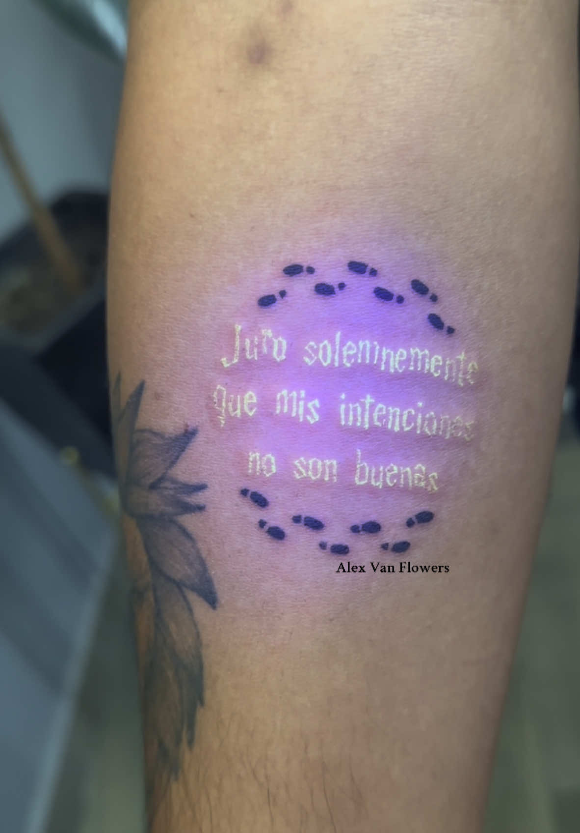 ✨ “Juro solemnemente que mis intenciones no son buenas…” ✨ Mira cómo este Tattoo cobra vida bajo la luz UV, revelando caminos ocultos y secretos mágicos. 🌌 Un diseño único para los verdaderos fans de Harry Potter 🪄⚡. 🔦 ¿Listo para llevar la magia a tu piel? 💬 Cuéntame, ¿qué hechizo agregarías a este diseño? #TatuajesUV #MapaDelMerodeador #HarryPotterFans #ArteEnLaPiel #AlexVanFlowers #TatuajesQueBrillan