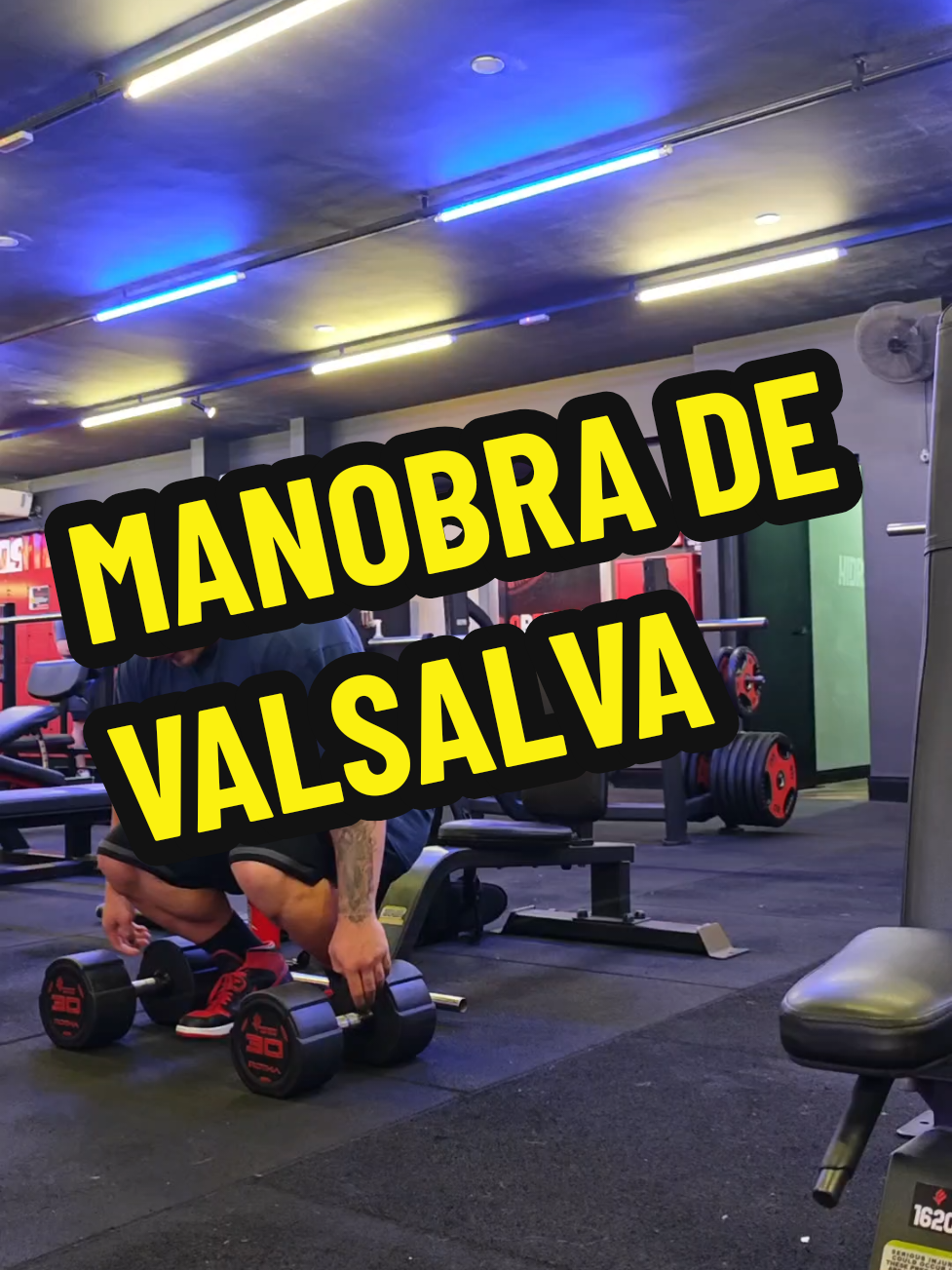 Respondendo a @mt_sombra  📌 O que é a Manobra de Valsalva? É uma técnica onde você prende a respiração e faz força contra a glote fechada para criar pressão intra-abdominal. Isso ajuda a estabilizar o core e a proteger a coluna durante exercícios pesados, como o agachamento, levantamento terra e supino. --- ✅ PRÓS: 1️⃣ Mais Estabilidade no Treino A Manobra de Valsalva aumenta a pressão intra-abdominal, dando mais suporte à coluna e permitindo levantar cargas mais altas. 📖 Fonte: Hackett DA, Chow CM. The Valsalva maneuver and lifting technique. Strength Cond J. 2013;35(5):34-39. (PubMed) 2️⃣ Mais Força e Desempenho Pesquisas mostram que prender a respiração corretamente pode aumentar a força máxima em exercícios de resistência. 📖 Fonte: Lamberg EM, Hagins M. The effects of the Valsalva maneuver on postural control. J Strength Cond Res. 2014;28(8):2259-2265. (PubMed) --- ⚠️ CONTRAS: 1️⃣ Aumento da Pressão Arterial A Manobra de Valsalva pode elevar muito a pressão arterial, o que pode ser perigoso para pessoas com hipertensão. 📖 Fonte: MacDougall JD, et al. Effects of the Valsalva maneuver on blood pressure during heavy resistance exercise. J Appl Physiol. 1985;58(2):785-790. (PubMed) 2️⃣ Risco Cardiovascular Em pessoas com problemas cardíacos, essa técnica pode aumentar o risco de arritmias e até desmaios. 📖 Fonte: Williams MA, et al. Resistance exercise in individuals with and without cardiovascular disease. Circulation. 2007;116(5):572-584. (PubMed)