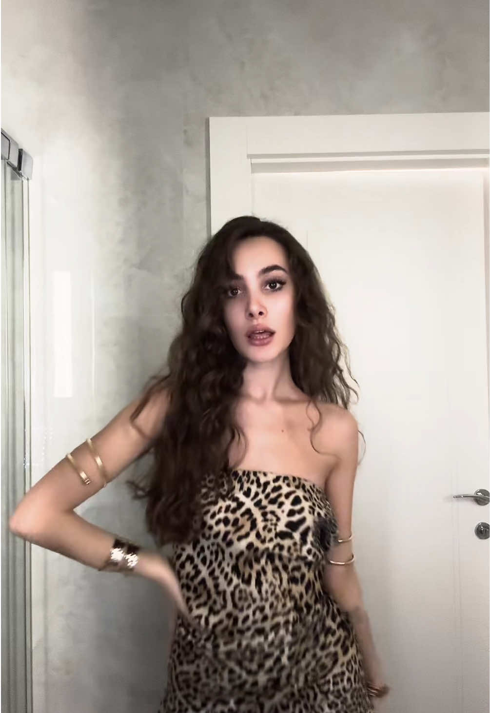 Czy tylko ja tak mam? Powiedzcie czy lepiej mi w kręconych czy prostych włosach? #curlyhair #brunettehair #hairgoals #haircheck #fyp #treanding #viral #kreconewlosy #pov 
