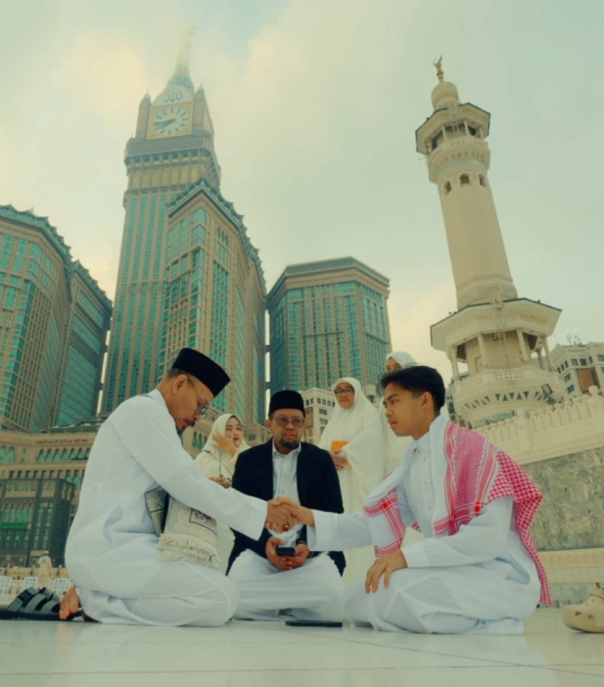 Ketika doa bertemu dengan takdir, mimpi terindah kita adalah akad in Mecca, mimpi yang tak hanya tentang cinta, tapi tentang ibadah bersama, sebuah mimpi yang hanya bisa terwujud atas izin-Nya. Di bimbing oleh doa, disatukan di tempat paling suci. @palmy_akira  Alhamdulillah, cinta ini sempurna di hadapan-Nya.