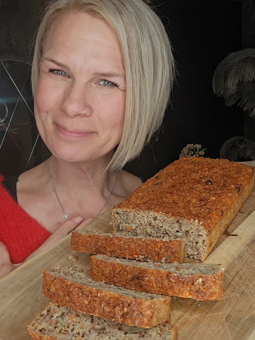 Vitalbrot ohne Mehl Zutaten 100 g Karotten 30 g Walnusskerne 250 g Quark 3 Eier (Größe M) 150 g Haferkleie 0,5 Pck. Weinsteinbackpulver 1,5 TL Salz 20 g Kürbiskerne 15 g Leinsamen 1 EL Leinsamen zum Bestreuen Außerdem: Kleine Kastenform (22-25 cm Länge) Backpapier für die Form Zubereitung Den Backofen auf 180 Grad Ober-/Unterhitze vorheizen. Eine Kastenform (22-25 cm Länge) mit Backpapier auslegen. Karotten putzen, schälen, waschen und auf der feinen Seite einer Vierkantreibe reiben. Walnusskerne mit einem großen Messer hacken. Haferkleie, Backpulver und Salz mischen. Quark und Eier in eine große Schüssel geben und mit den Quirlen des Handrührers oder in der Küchenmaschine verrühren. Nacheinander Karotten und Haferkleiemischung unterrühren. Walnüsse, Kürbiskerne und Leinsamen zugeben und unterrühren. Teig in die vorbereitete Form füllen, glattstreichen und mit Leisamen bestreuen. Im heißen Ofen auf dem Rost in der Ofenmitte 1 Stunde backen. Tipp: Die letzten 10 Minuten kann das Brot aus der Form genommen und zu Ende gebacken werden, dann wird es schön knusprig. Brot aus dem Ofen nehmen und auf einem Gitter auskühlen lassen. Unser Tipp: Die Brotscheiben lassen sich im Gefrierbeutel verpackt hervorragend einfrieren und portionsweise entnehmen. Liebs Grüssle Eure Steffi  #eiweissreich #einfachleckerbysteffi #schwäbisch #einfachlecker #einfachlecker #eiweißrezepte #brotzeit #brotrezept #brotbacken #brot 