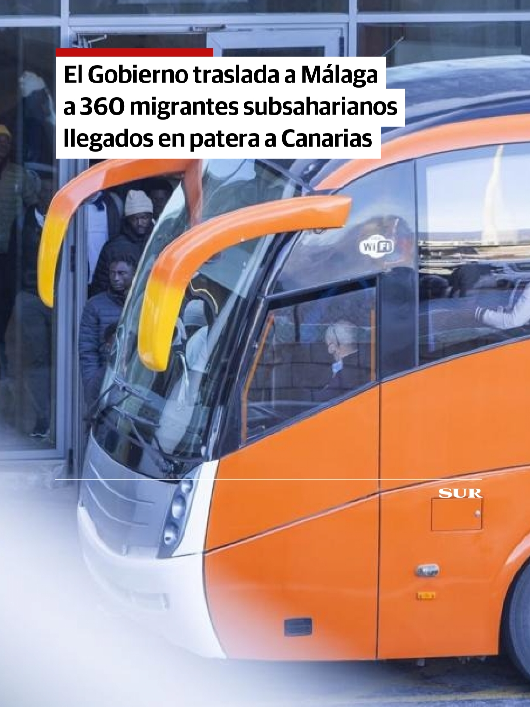 Un total de 360 migrantes #subsaharianos han aterrizado este fin de semana en el aeropuerto de #Málaga en vuelos procedentes de #Canarias, adonde habían llegado en la última oleada de pateras. El archipiélago está desbordado por la presión migratoria que soporta, lo que ha obligado al #Gobierno central a realizar nuevos traslados a la #Península, como viene haciendo desde finales de 2020. Según ha podido confirmar este periódico, el primer grupo, formado por 180 migrantes, llegó este sábado 11 de enero al aeródromo malagueño, mientras que el segundo ha aterrizado a las dos de la tarde de este domingo, 12 de enero, en un vuelo procedente de Tenerife. De ahí, fueron conducidos en cuatro autobuses al hotel Oh Nice Caledonia, situado en #Estepona, donde permanecerán alojados temporalmente hasta que sean trasladados nuevamente. Aún se desconoce su destino definitivo, pero las fuentes consultadas precisaron que serán repartidos por distintos puntos de la Península. ✍️ locuenta_ Juan Cano 🚨 más en SUR.es