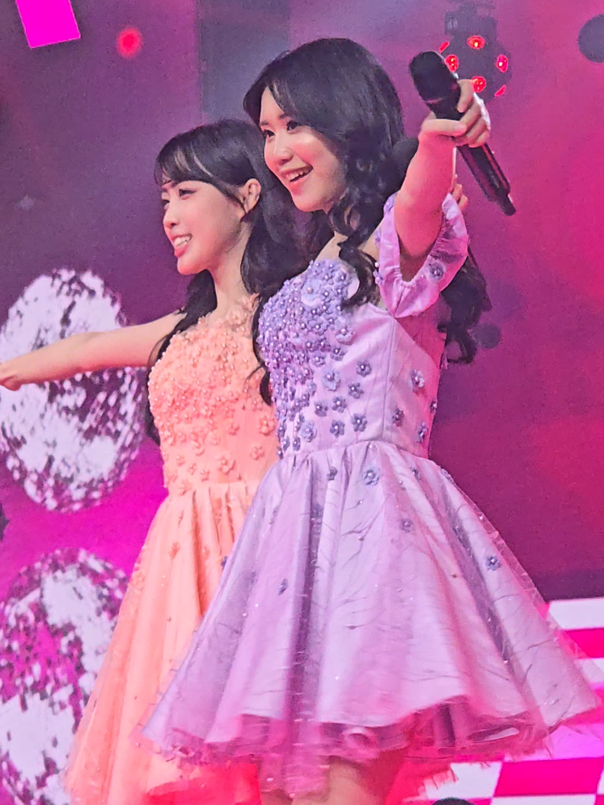 Fancam fokus Ella & Alya @jkt48.ella.a @alyajkt48 @ellatheriaofc Heavy Rotation Konser Raya 3 Dekade Indosiar Luar Biasa #jkt48 #jkt48newera #wota #ellajkt48 #alyajkt48 #fansjkt48 #fyp