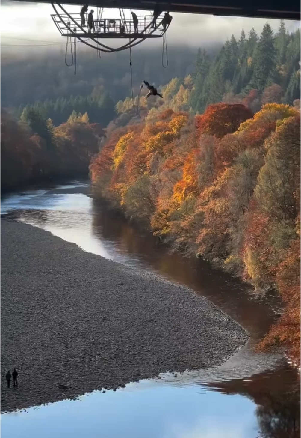 Can’t get over how pretty autumn is here🍂 #highlandfling #bungee #Scotland 