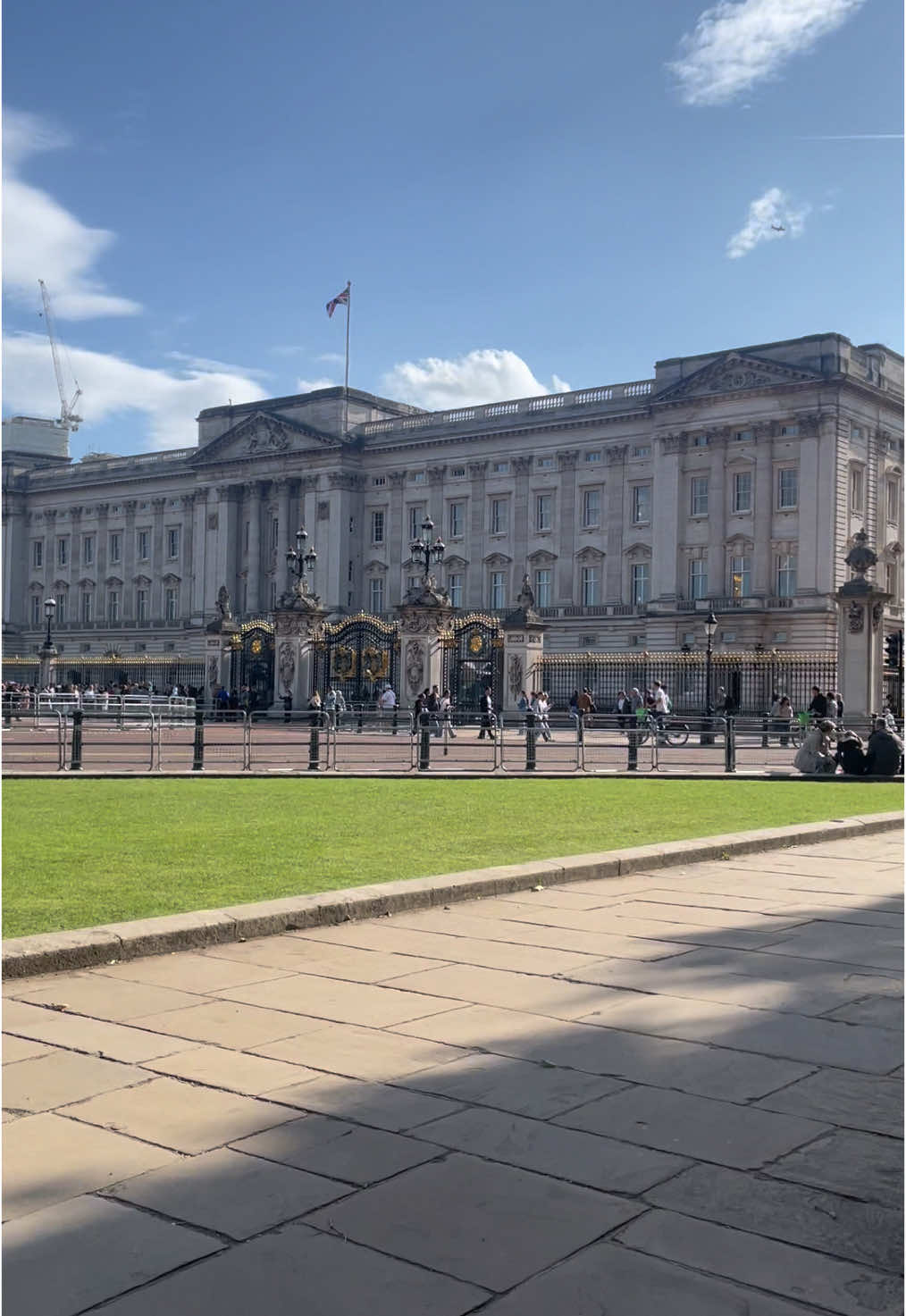Beautiful buckingham Palace😍 #buckinghampalace #thingstodoinlondon #london #londontravel #visitlondon #londontiktok #londonlife #fyp 