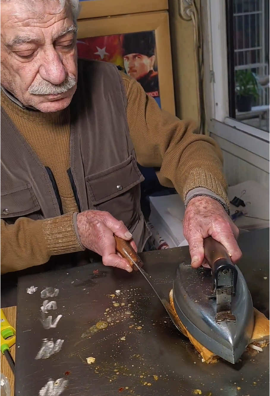 Uncle Tahsin, the inventor of Türkiye's best iron toast 😋 #foodreview #streetfood #bestfood #foodspots #foodies #fyp 