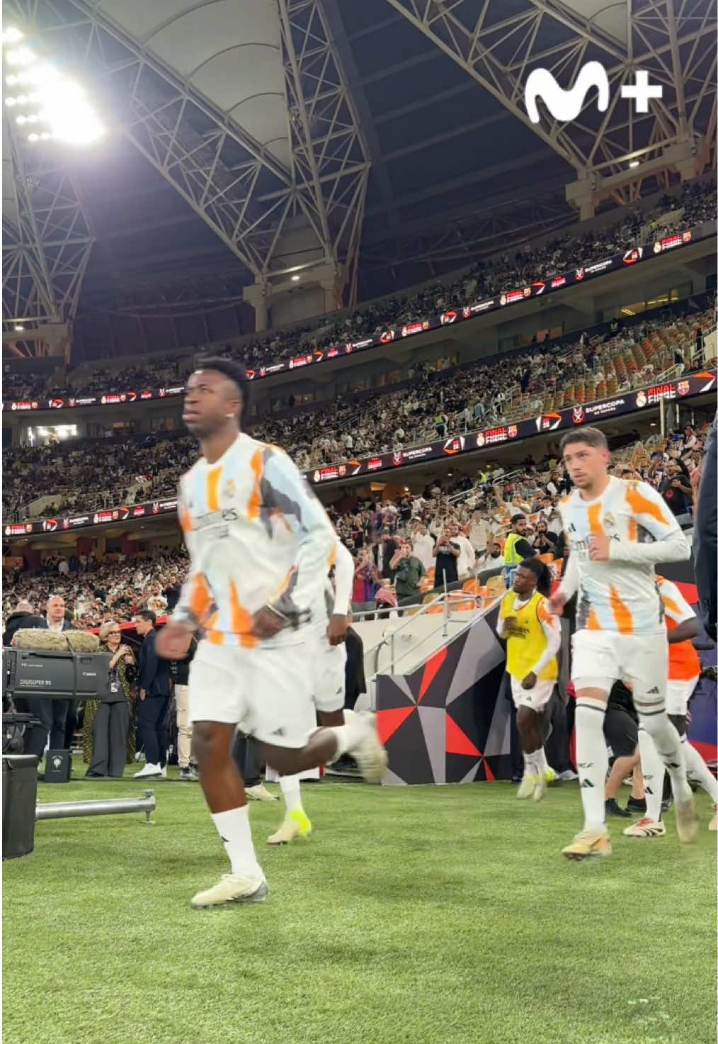 👀🏃🏻‍♂️Así se ve de cerca cuando los jugadores del Real Madrid y Barça saltan a calentar antes de la final de la #supersupercopa. #MovistarPlus #LaCasaDelFútbol #realmadrid #barça #clasico #ElClasico #tiktokfootballacademy #deportesentiktok 