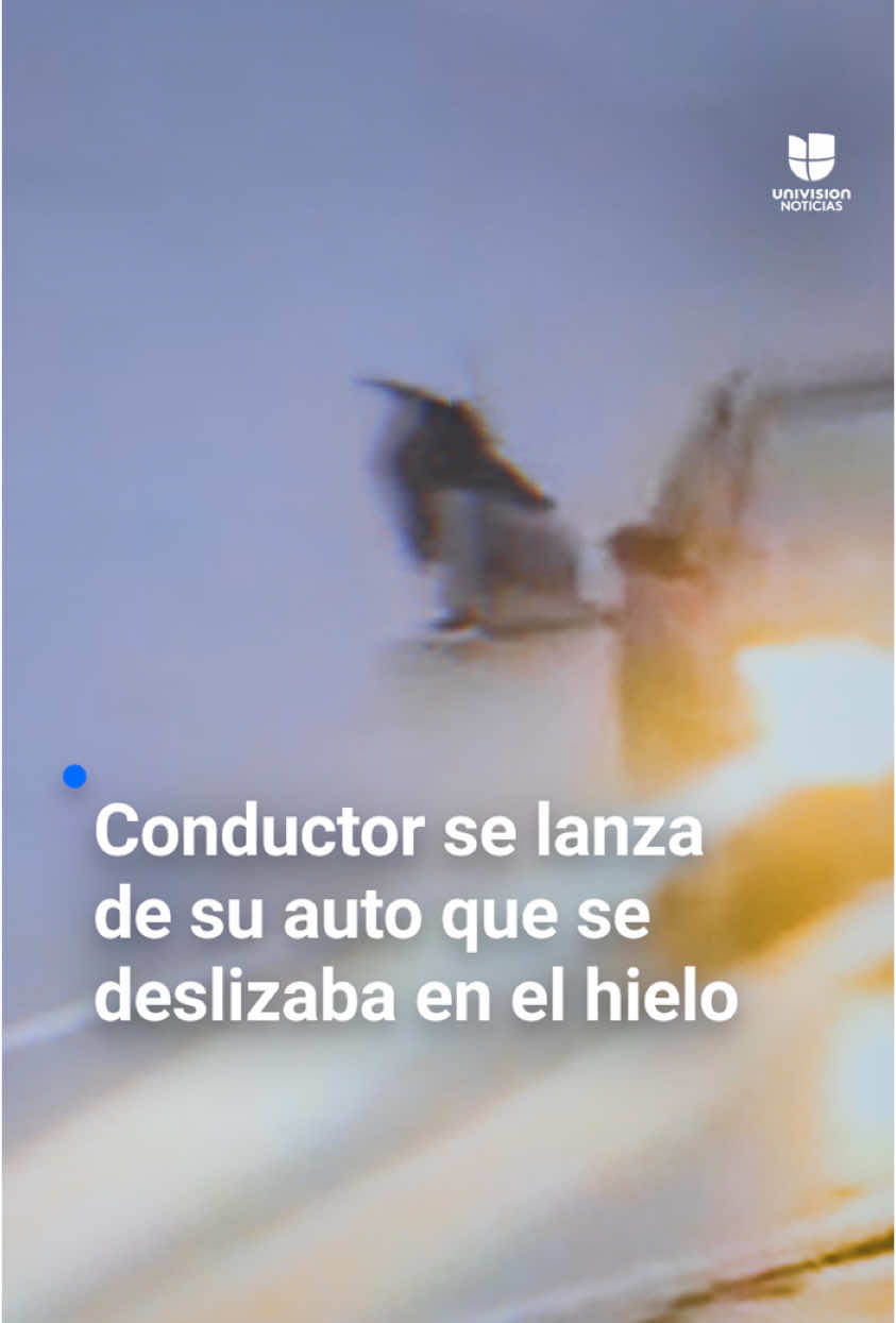 ❄️ 🚙 Conductor se lanza de su auto que estaba fuera de control debido al hielo en la carretera. El hombre conducía por una vialidad de Kansas cuando perdió por completo el control del auto debido al hielo en el asfalto. Cuando se dio cuenta que se dirigía a un barranco, decidió saltar para ponerse a salvo. #accidente #caraccident #accident #car #KansasCity #storm #weather #snow #Uninoticias #UnivisionNoticias