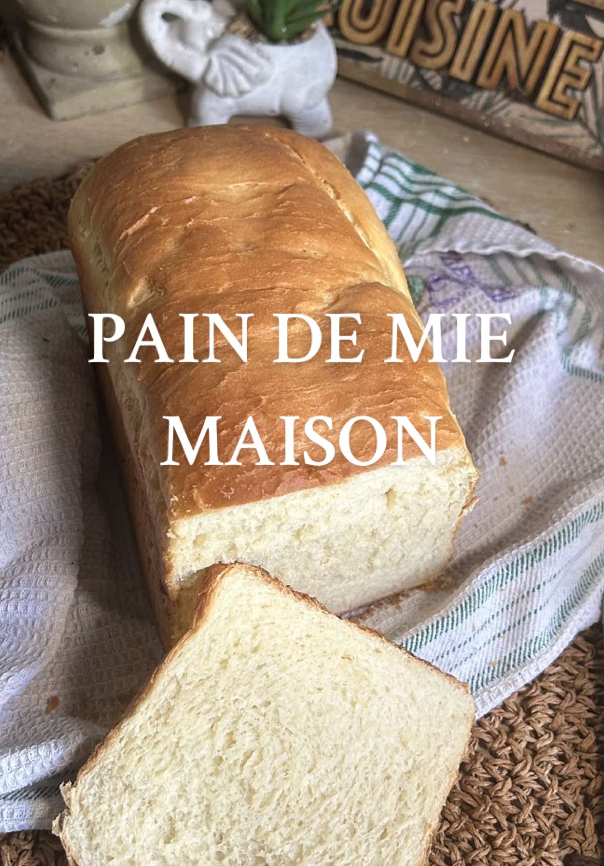 On prépare ensemble aujourd’hui du pain de mie fait maison. ☺️ Vous verrez c’est extrêmement facile à faire, alors c’est parti. ➡️ INGRÉDIENTS 400g de farine T55 + 50g pour le pétrissage (si nécessaire) Un mélange de 150g eau tiède (ou 15 cl)+ 100 g de lait tiède (ou 10 cl)  1 C à soupe de miel 1 C a soupe de levure (environ 5-7g / attention aux choix de la levure, il s’agit de levure sèche instantanée) 1 C à café de sel  30g d’huile ou 30g de beurre fondu ➡️ ETAPES 1. On mélange l’eau, le lait, la levure et le miel. Et on fait chauffer pendant 30 sec au micro-ondes. On verse le mélange dans la farine et le sel. 2. On pétrit pendant 10 minutes, avant de rajouter l’huile ou le beurre, on rajoute les 50 g de farine restants si la pâte est trop collante. (ATTENTION : il ne faut vraiment pas rajouter plus de farine. Plus on pétrit, plus la pâte prendra forme, et moins elle sera collante, il faut vraiment faire confiance au processus.) 3. On laisse poser la pâte dans un récipient huilé pendant 45min/1 heure et pas plus, sinon vous risquez d’avoir un fort goût de levure. Une fois qu’elle a doublé de volume, on la dégaze. On la travaille encore un peu, on l’aplati avant de la placer dans un moule, préalablement huilé. Elle devra poser pendant encore 30 minutes.  4. On oublie pas de préchauffer le four pendant 15 à 20 minutes à 250. C’est primordial. 5. On place ensuite le pain dans le four à chaleur tournante à 200°C cette fois ci, pendant 15/20 minutes max, ou jusqu’à ce que le dessus soit bien doré. Surveillez votre pain de temps en temps, afin qu’il ne brûle pas.(le temps de cuisson peut varier d’un four à l’autre!🥲) 6. Une fois que le pain est cuit, on le badigeonne de beurre, afin de le rendre brillant par-dessus. Et on le laisse poser pendant 30 min environ avant de le découper. Autrement, vous risquerez de stopper la cuisson à l’intérieur, et votre pain risquera d’être pâteux à l’intérieur.  ATTENTION : cette recette ne peut pas être reproduite pour un usage professionnel.  #pain #paindemie #cuisinemaison #painmaison #sandwich #sandwichbread #recette #cuisineavecparvaflos #recettefacile #healthy #milkbread #cuisine #Recipe #baguette #bread #pain #paindemie #cuisinemaison #painmaison #sandwich #sandwichbread #recette #recettedepain #recettefacile #healthy 