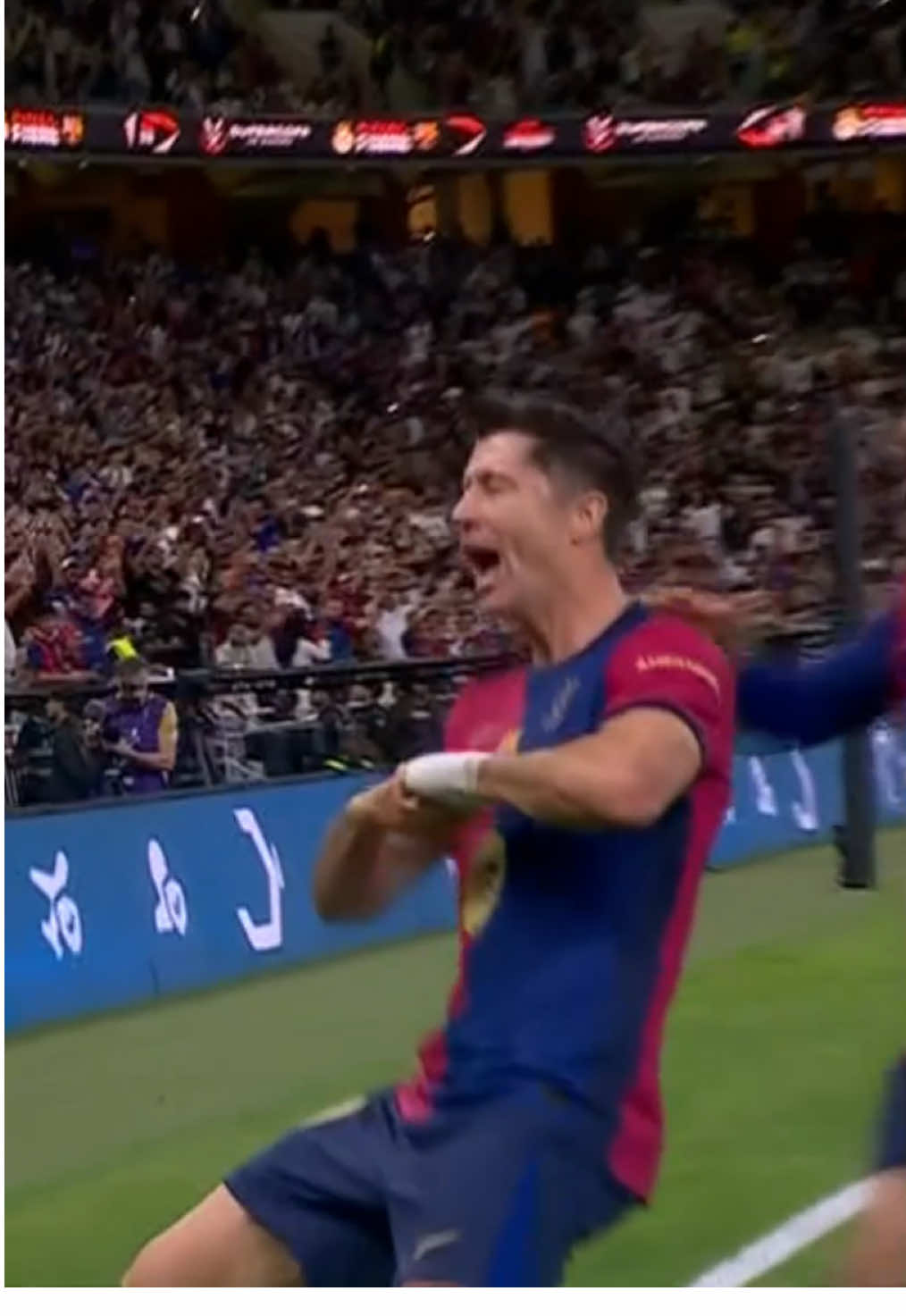 #LEWANDOWSKI GIVES #BARCELONA THE LEAD! 