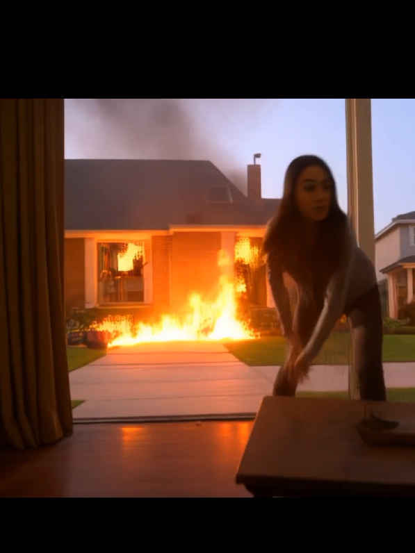 Girl panic For house Burning 🥵😭#dangerousburning #foryoupag #americaburning #lossangel  #unfreezemyacount #1millionviews #viral_trend #viral_video #burning #lossangel 