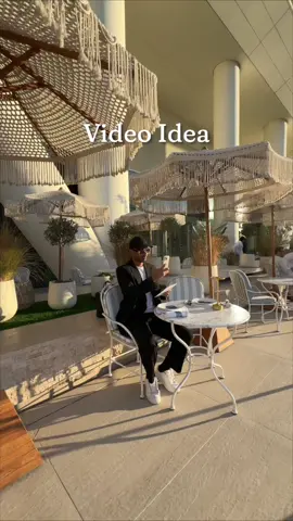 Want to level up your food videos? Here’s a super simple idea to grab attention! Whether you’re a lifestyle creator, restaurant owner, or food blogger, this effect works like magic—and you can even adapt it for other types of content. Here’s how: Reverse your first clip, then cut both shots together at the moment when the card blocks the frame. Boom! You’ve got yourself a seamless, eye-catching transition that’ll leave your audience impressed.