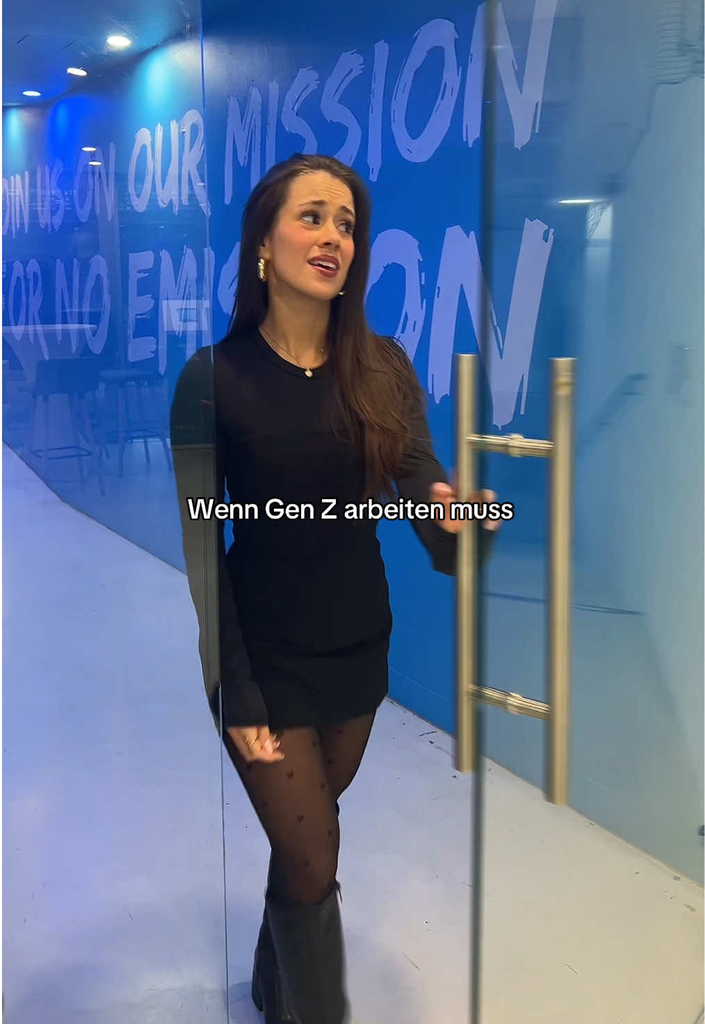 Wer gehört zur Gen Z? 👀  #genz #officehumor #marketing #tiktokaustria #carsoftiktok #viral #fy #foryou #carcomedy #vienna #officelife #cargirl #officecomedy #officelife #genzlife 