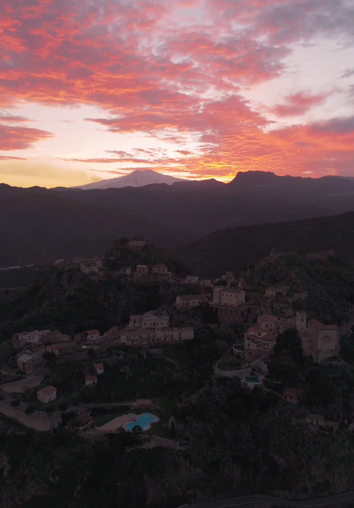 Savoca, uno dei borghi più belli d’Italia, è un gioiello incastonato tra le colline siciliane, a pochi chilometri da Taormina. Questo affascinante paese medievale è famoso non solo per la sua bellezza paesaggistica, ma anche per essere stato il set di alcune delle scene più iconiche del film Il Padrino di Francis Ford Coppola. Passeggiando per le sue stradine acciottolate, sembra di fare un tuffo nel passato. Le antiche costruzioni e i panorami mozzafiato creano un’atmosfera magica, perfetta per chi cerca un’esperienza autentica e suggestiva. Savoca è circondata da agrumeti e vigneti, offrendo scorci che tolgono il fiato. Savoca non è solo un luogo di culto per i fan de Il Padrino, ma anche una testimonianza vivente della storia e della cultura siciliana. Con le sue viuzze pittoresche, i monumenti storici e l’atmosfera incantevole, questo borgo è una meta imperdibile per chi desidera scoprire la vera essenza della Sicilia. Visita Savoca e lasciati conquistare dalla sua bellezza senza tempo! #savoca #unodeiborghipiubelliditalia #borghi #instagram #pioandreaperi #italia #italy #fyp #sicily #sicilia #drone #sunset #sunrise #curch 