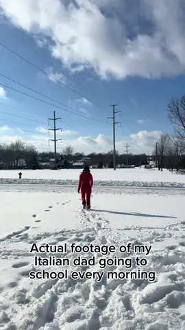 🇺🇸 Watch till the end 😂 When my brother and I complained about having to ride the bus to school, and now my kids, my dad loves reminding us how rough he had it, and according to him it went something a little like this 🇮🇹 anyone else? Is it only Italian dads and nonnos or other cultures too?  🇮🇹 Filmati reali di mio papà italiano che va a scuola ogni mattina. Guarda fino alla fine 😂 Quando io e mio fratello ci lamentavamo di dover prendere l’autobus per andare a scuola, e ora i miei figli, mio padre ama ricordarci quanto fosse dura per lui, e secondo lui andava più o meno così 🇮🇹 qualcun altro? Sono solo i papà e i nonni italiani o anche in altre culture? 🇻🇪 Imágenes reales de mi papá italiano yendo a la escuela cada mañana. Miren hasta el final 😂 Cuando mi hermano y yo nos quejábamos de tener que tomar el autobús para ir a la escuela, y ahora mis hijos, a mi papá le encanta recordarnos lo difícil que lo tuvo, y según él, era algo así 🇮🇹 ¿alguien más? ¿Son solo los papás y abuelos italianos o también en otras culturas?  #FamilyMemories#Nostalgia#BackInTheDay#DadStories#Famiglia #Ricordi#StorieDiPapà#Familia#Recuerdos#HistoriasDePapá#nonno#abuelo#growingupitalian 