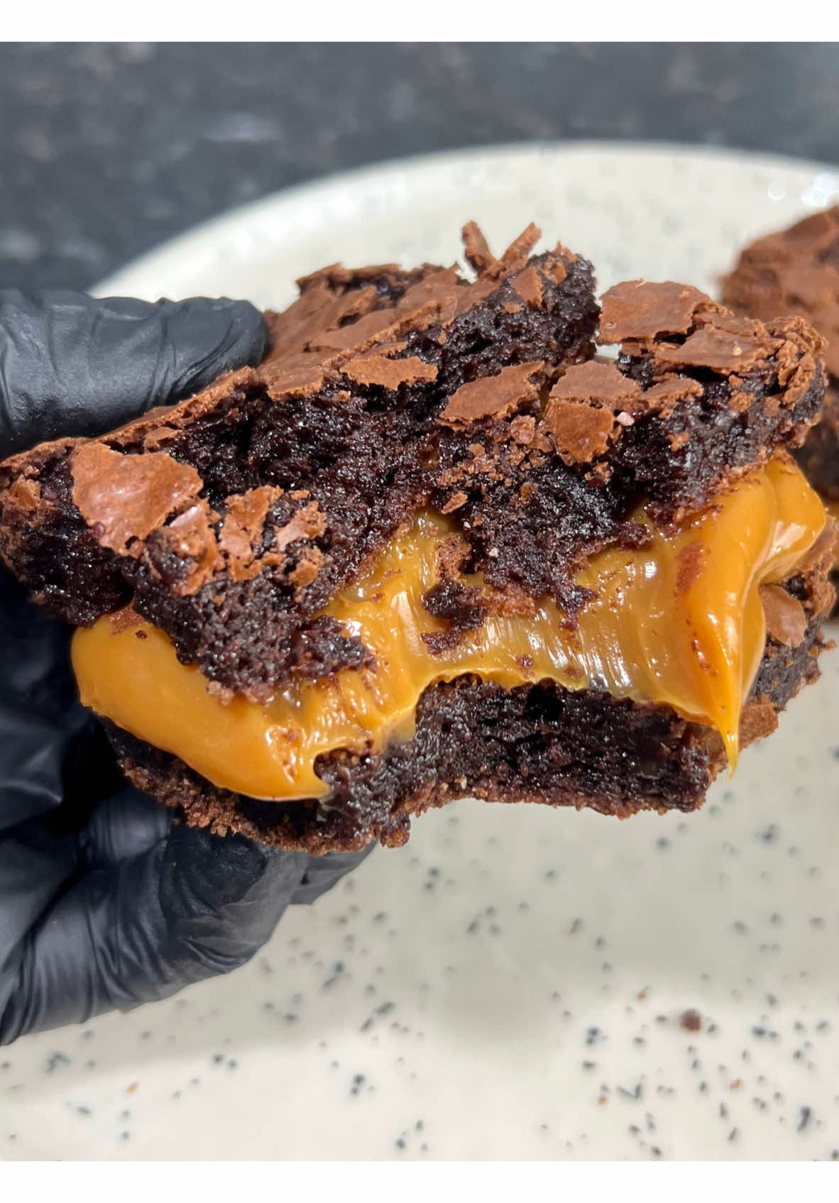 Respondendo a @iFood Brasil  BROWNIE RECHEADO COM DOCE DE LEITE😋😍🫶 👉4 ovos 👉2 xc de açúcar 👉1 xc de chocolate em pó 50% cacau 👉4 colheres de sopa cheias de margarina(derreta ela depois de medir) 👉1/2 xc de chocolate meio amargo derretido(meça e depois derreta) 👉1 xc de farinha de trigo  👉Com um fouet bata bem os ovos com o açúcar, até ficar esbranquiçado. 👉Coloque o chocolate derretido com a margarina e o chocolate em pó misture, em seguida acrescente a farinha e misture somente até ficar homogêneo. 👉Coloque a massa em uma forma untada (eu untei a forma com spray desmoldante). 👉Leve pra assar no forno pré aquecido a 200 graus, fique de olho, faça o teste do palito no centro do brownie, o palito tem que sair úmido. #sobremesa #brownierecheado #sobremesafácil #sobremesasrapidas #sobremesafacil #browniefacil #sobremesasdotiktok #brownierecheadocomleiteninho #brownie #receitadebrownie #tacadafelicidade #taçadafelicidade #taçabrownie #brigadeirogourmet #brigadeiro #receitas #receitasimples #receitasfaceis #receitaspratododia #receitassimples #receitasfantasticas #receitas #receitasimples #receitasfaceis #receitaspratododia #receitassimples #receitasfantasticas #receitastiktok #fy #fyp #fypシ #fypシ゚viral #fypage #brownie #brownies #brownierecheado #browniefacil #receitadebrownie #browniedenescau #browniesimples #leiteninhocomnutella #recheiodeninhocomnutella #ninhocomnutella