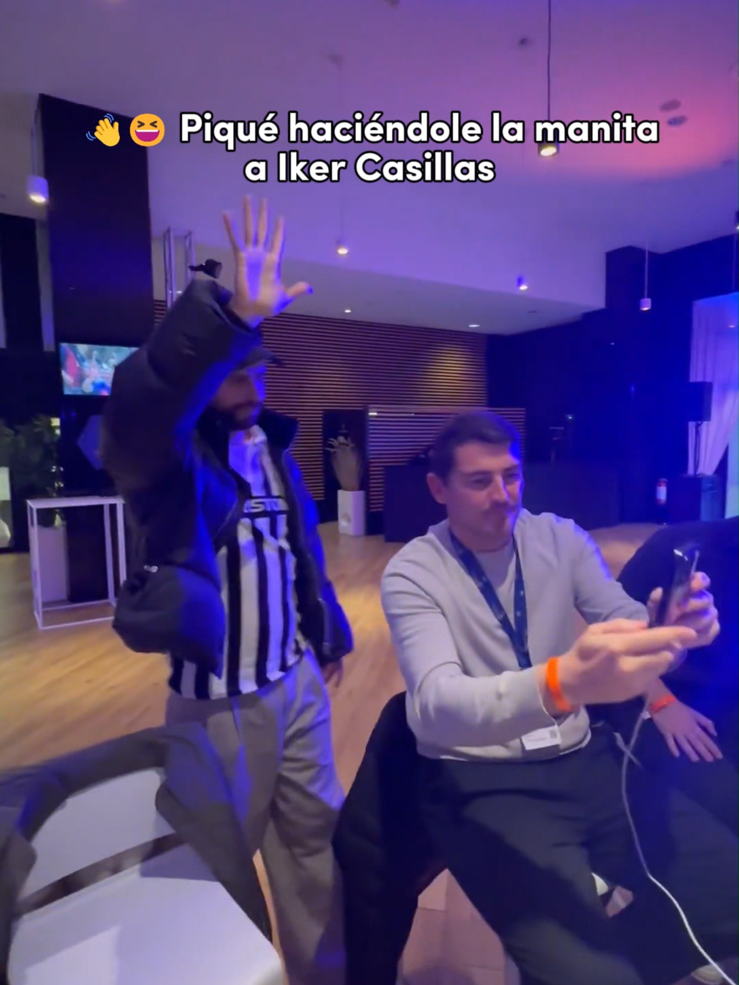 👋😆 Piqué haciéndole la manita a Iker Casillas  📹 @kingsleague  #barcelona #fcbarcelona #footballtiktok #fcb #realmadridfc #gerardpique #kingsleague