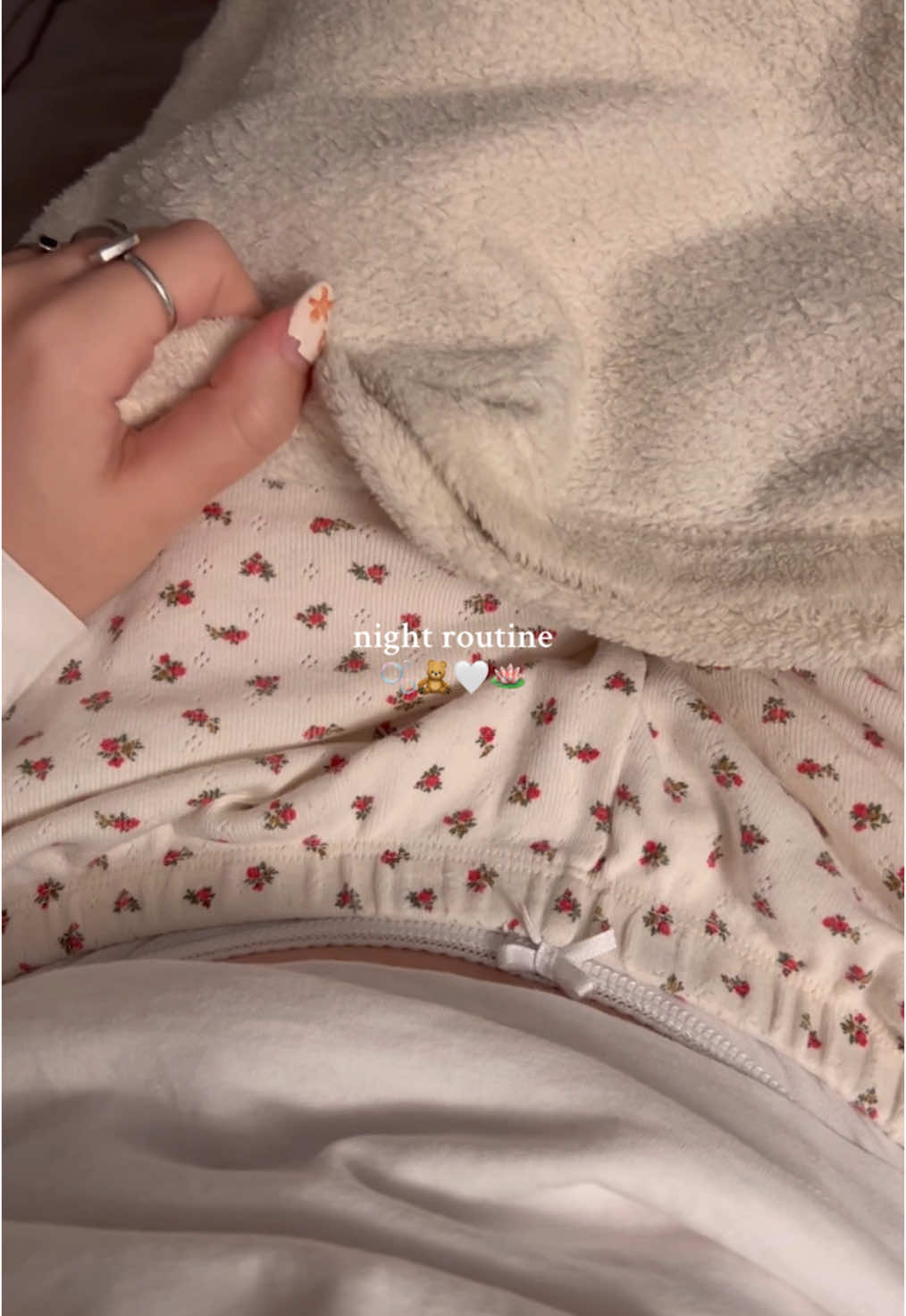 my night routine ♡ #SelfCare #nightroutine #inspiration #fyp #routine #CleanTok #itgirl #night #foryoupage #viral #clean #soldejaniero #laylablue #blowthisupforme #loveyou #smoothiebowl #healthy 