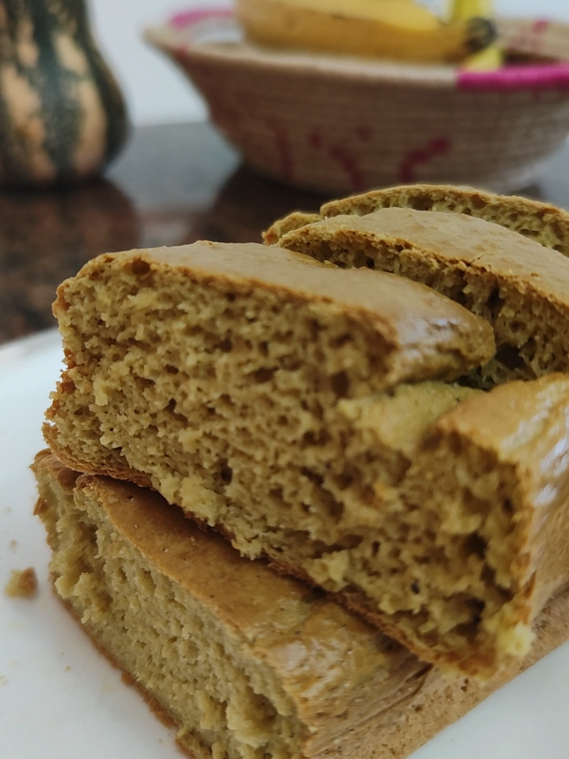 Receta de pan de plátano🍌 1 plátano grande pintón 3 huevos 2 cucharadas de aceite de coco (también puede ser aceite de oliva)  1 cucharadita de polvo para hornear  1 pizca de sal  Si los platanos son pequeños: 2 platanos y 4 huevos y lo demás todo igual 🔥 Buen provecho ☺️ #pandeplatano #cocinasaludable #pan #platano #buenprovecho 