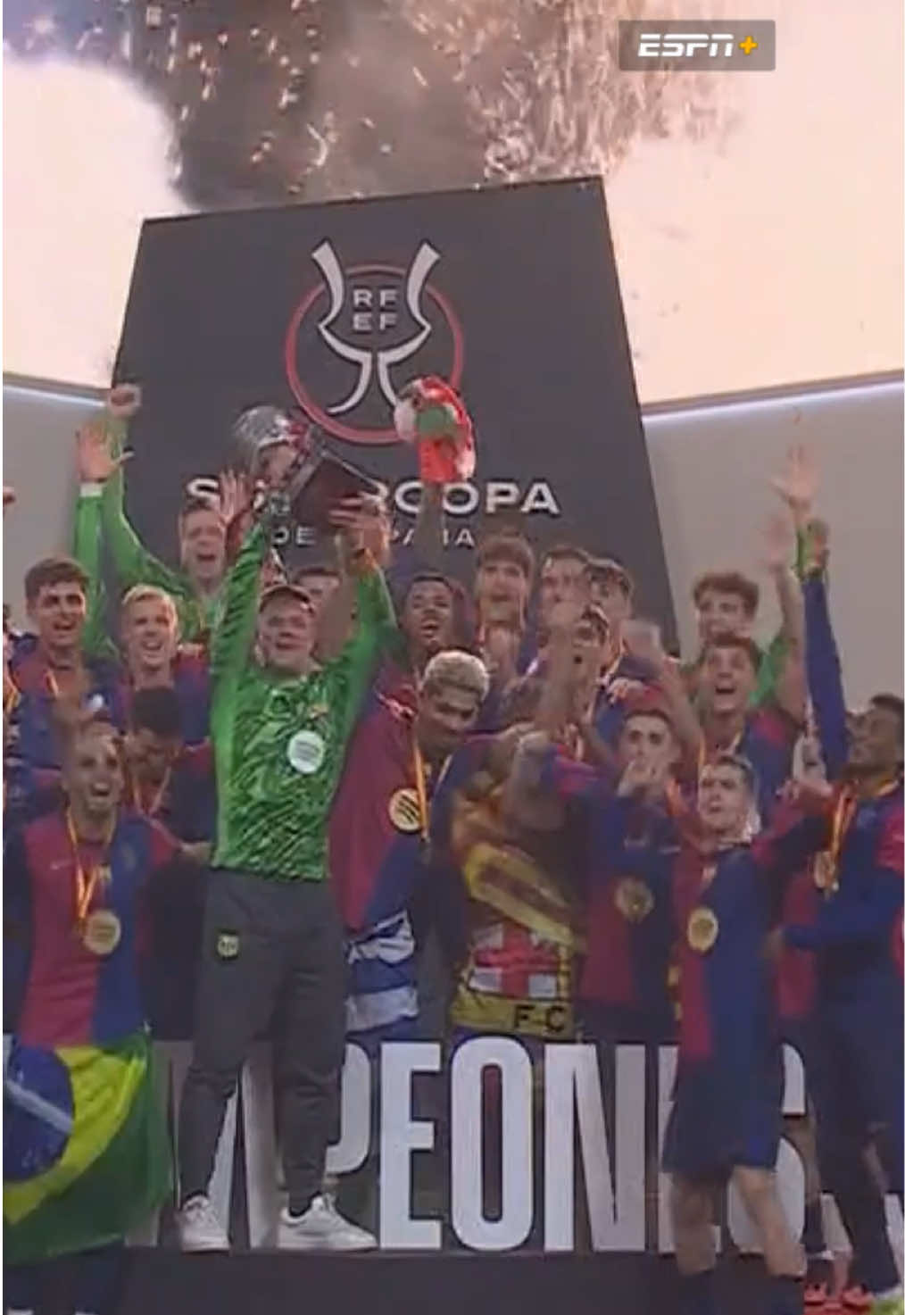 #Barcelona lift the Supercopa de #España 🏆