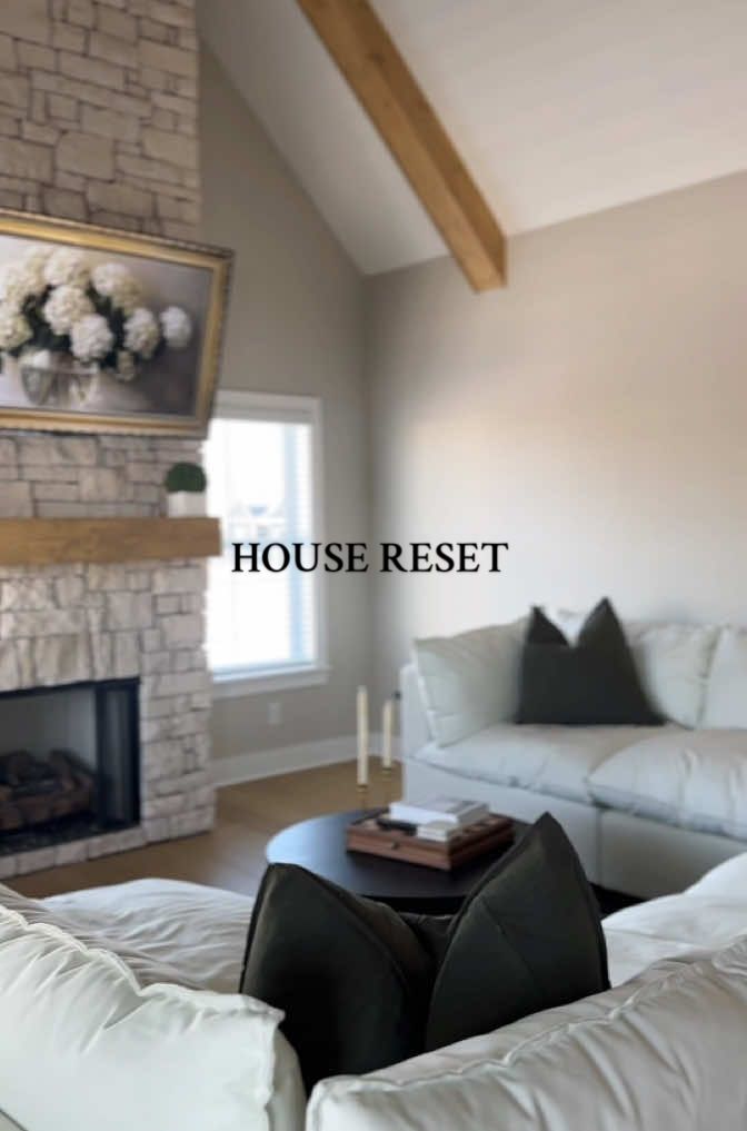 I do a daily reset to make it easier for me to keep our house clean throughout the week 🏠🫧 #housereset #cleanwithme #homereset 