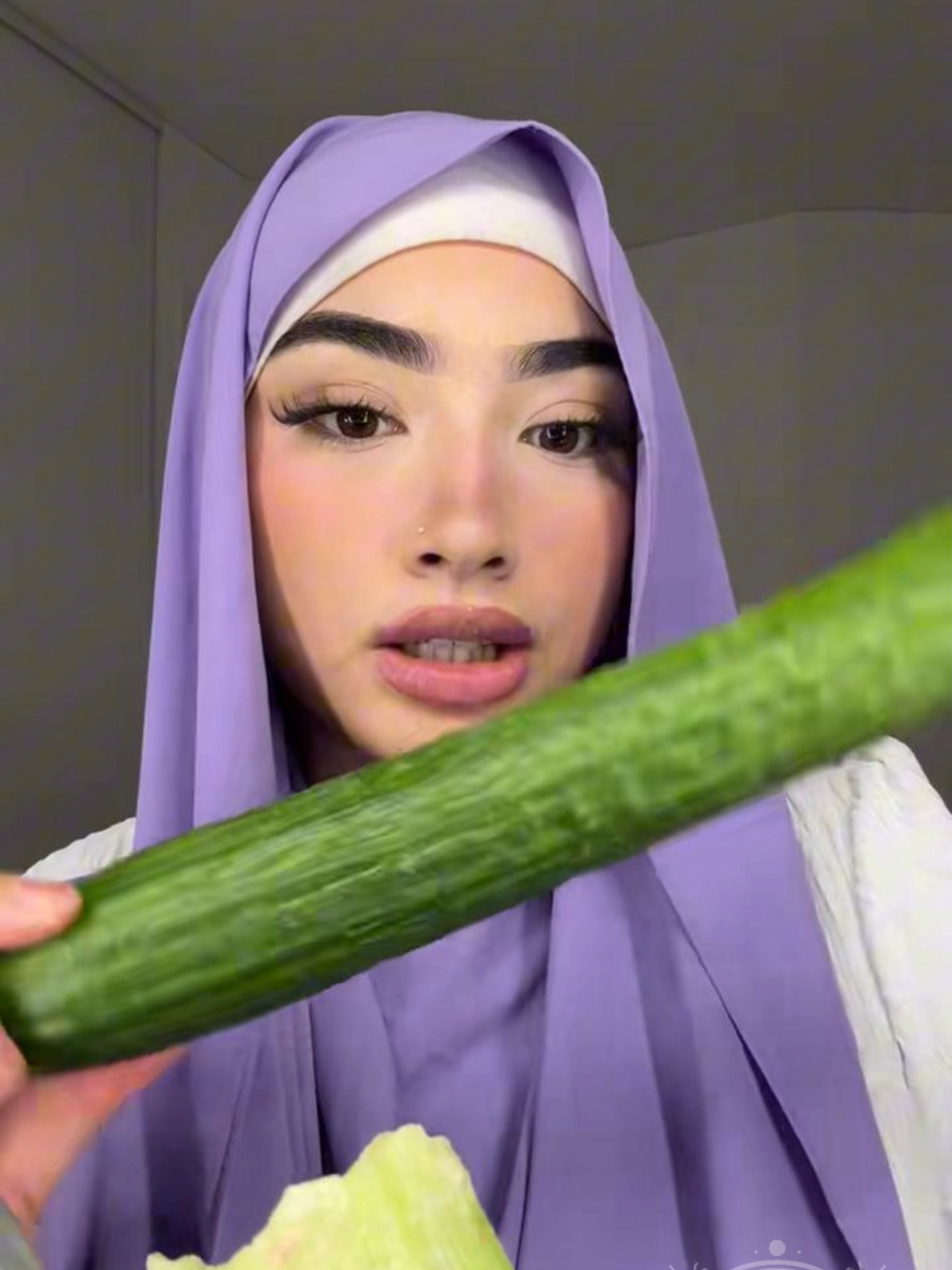 Dans cette vidéo, on explore un phénomène qui m'intrigue : des jeunes femmes voilées avec un maquillage extravagant, comme des faux cils démesurés. Bien entendu je m'interroge surtout dans le cadre de l'ISLAM SUNNITE. Je questionne les contradictions entre ces pratiques et les valeurs religieuses associées à la modestie et l'ostentation. Je vous invite à partager vos avis en commentaires. Paix ✌️ #react #reaction #makeup #maquillage #islam #muslim #musulman #coran #Paix #Apostat #hadith #femme