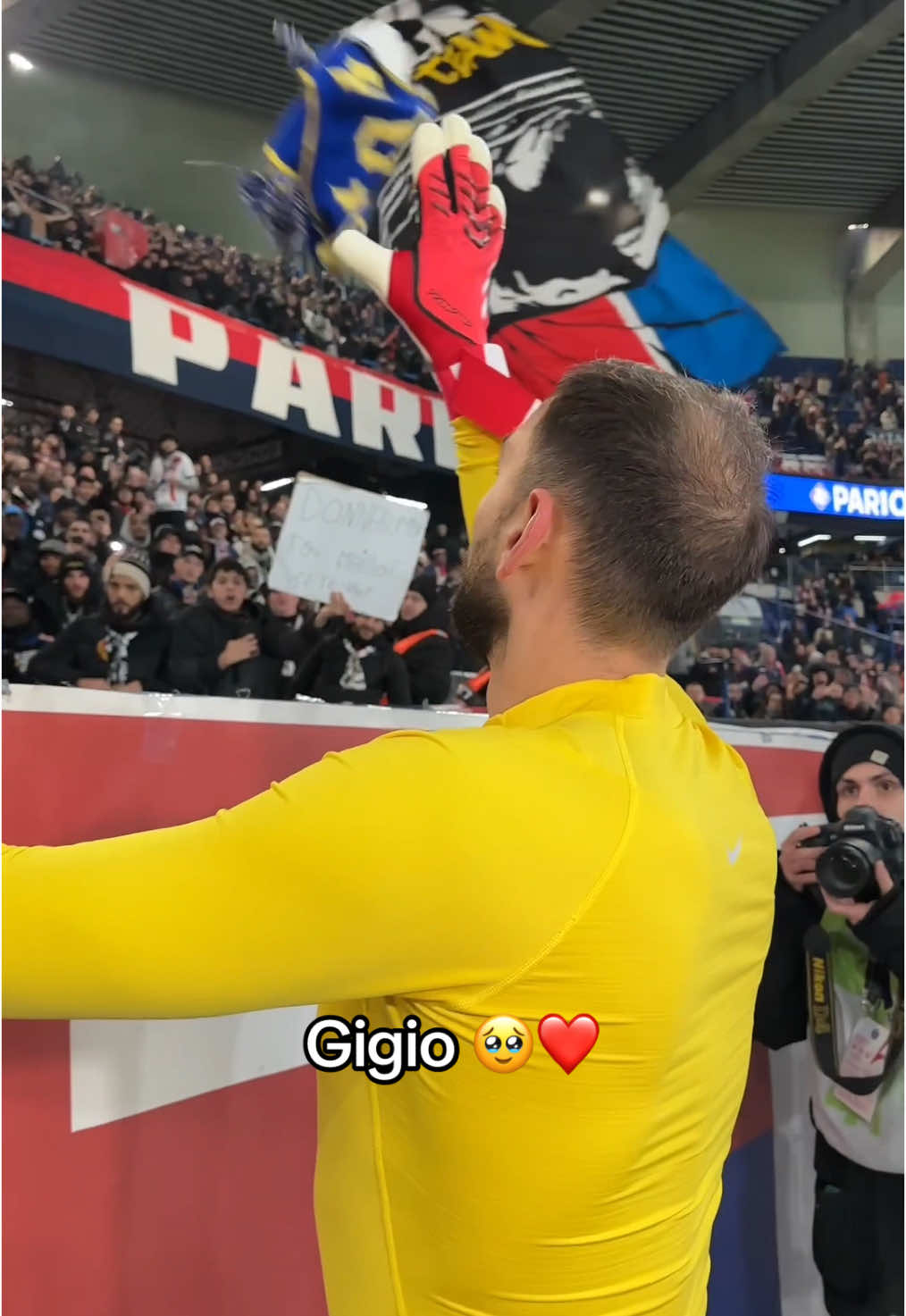 Donnarumma always with a gesture for fans 🥹❤️ @psg @Gigio  #Ligue1 #Ligue1McDonalds #donnarumma #gift #supporters #paris #psg @DAZN France 