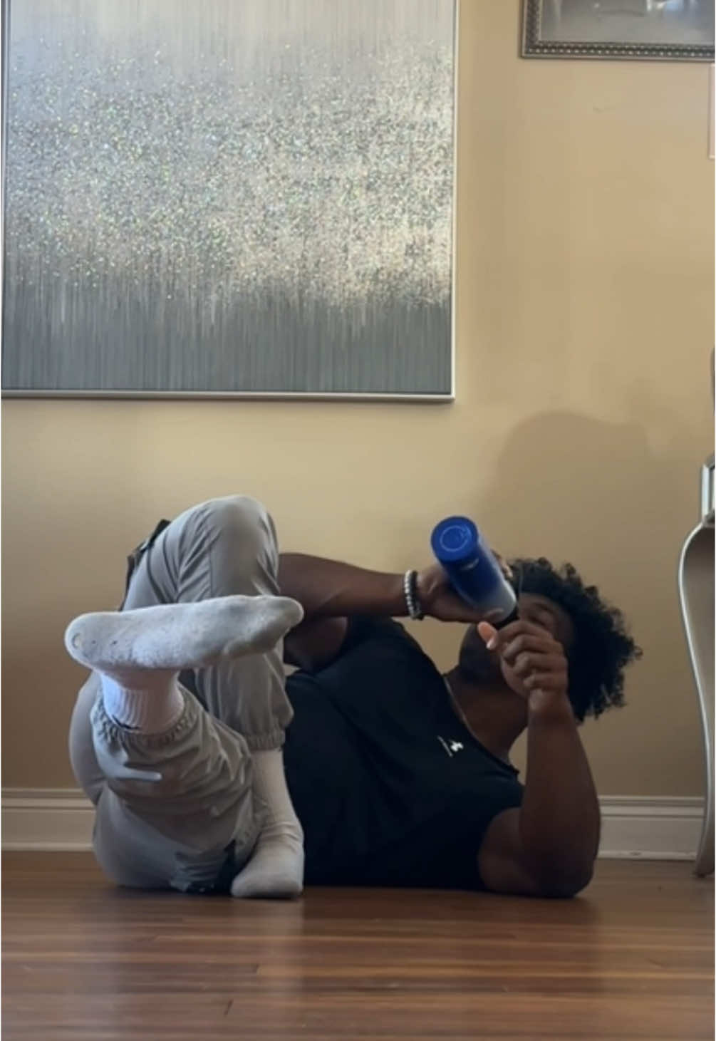New position to drink water in😂💪 #foryou #viral #calisthenics #dragonsquat #workout #motivation #GymTok #Fitness #fypシ 