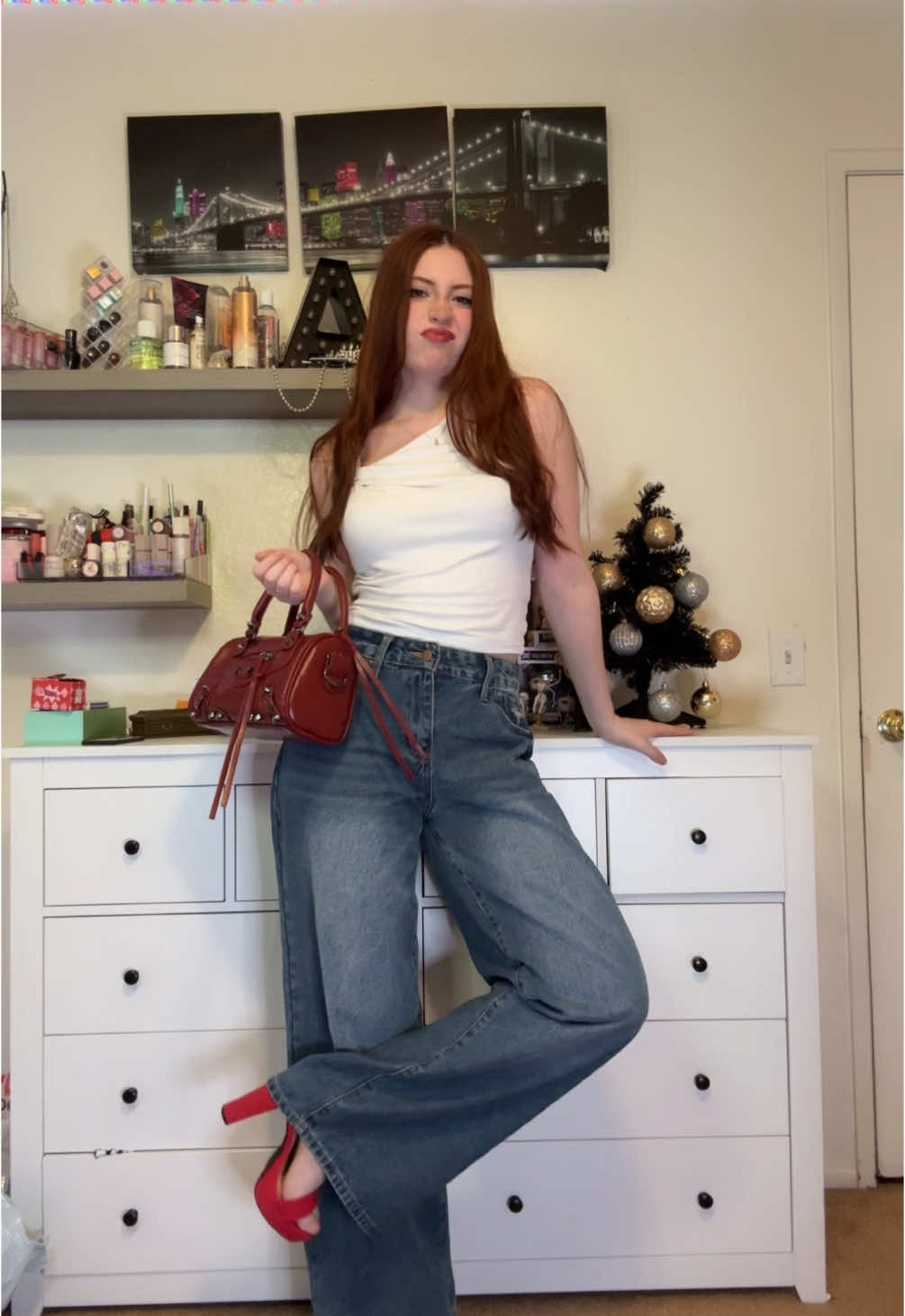 1 basic outfit << 4 estilos diferentes  @FashionNova 💋💋  Link en mi bio!  Basic fit:  👚: Movin Different Twist Top - White 👖: Sia Zero Stretch Jeans - Medium Wash 1. Feeling Pretty Heeled Sandals - Red High Ratings Handbag - Red 2. Prettiest In Plaid Scarf - Blue/combo 3. Olivia Handbag - Black Back To Basic Belt Set - Black/Tan 4. Lana Zip Up Sweater - Oatmeal #beingagirl #algobien #fyp #fashionnova #fits #outfitsinspo 