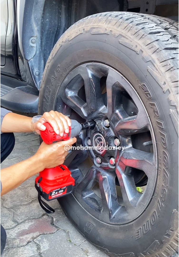 Cara betul untuk buka & ikat nut tayar hilux menggunakan impact wrench. Simpan 1 dalam bonet kereta untuk tujuan kecemasan 😁 #impact #wrench #brushless #impactwrench #powertools #tools #tyre #socket #car #motor #hilux #van