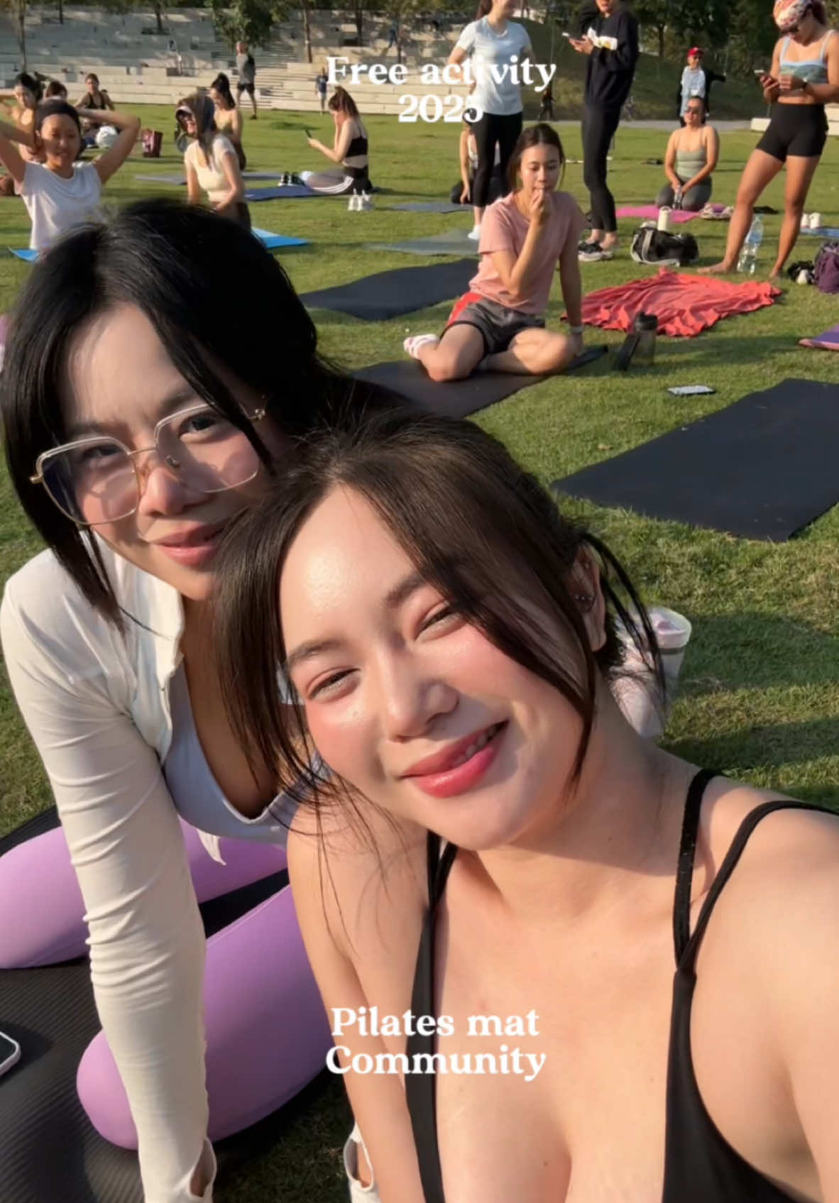 Free Pilates mat ที่ฟีลดีที่สุดของปี 2025  ที่สวนเบญ✨ ที่ไม่เสียเงินเลยมาแค่ตัว กับเสื่อโยคะก้เล่นได้  แถมได้มารู้จักคอมมูตี้ดีๆไปด้วยกันค่ะ สนุกมากกกกกกกกก #มาแชร์ประสบการณ์ใหม่ @Your PILATES Sister  @Kaew Pilates Studio  ใครยังไม่เคยต้องลองแล้ววว มาเจอกันน้า  #สวนเบญจกิติ #สวนเบญ #pilates #pilatesworkout #ออกกำลังกาย 