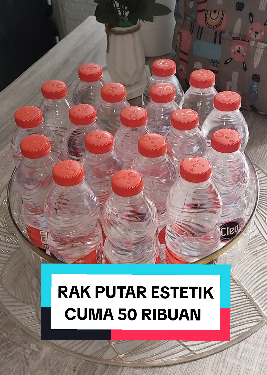 Ga bingung lagi cari tempat botol minum buat di meja tamu biar tetap estetik #rakputar #rakputarserbaguna #rakmakeupputar #rakbotolminumanestetik 