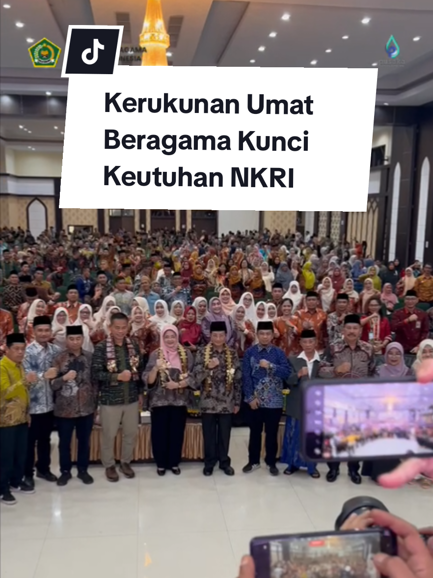 Menteri Agama Nasaruddin Umar, menegaskan pentingnya menjaga kerukunan umat beragama sebagai kunci utama keutuhan Negara Kesatuan Republik Indonesia (NKRI). Hal ini disampaikan dalam acara Temu Tokoh Agama dan Pembinaan ASN Kementerian Agama Provinsi Sulawesi Selatan, Jumat (10/1/2025). Menteri Agama mengingatkan bahaya provokasi yang dapat merusak kerukunan umat beragama. Menurutnya, ada pihak-pihak tertentu yang sengaja memanfaatkan perbedaan untuk memecah belah bangsa. “Satu-satunya cara untuk menghancurkan Indonesia adalah dengan mengadu domba umat beragama. Jika kita solid, tidak ada kekuatan apapun yang mampu memecah NKRI,” tegas Nasaruddin Umar.